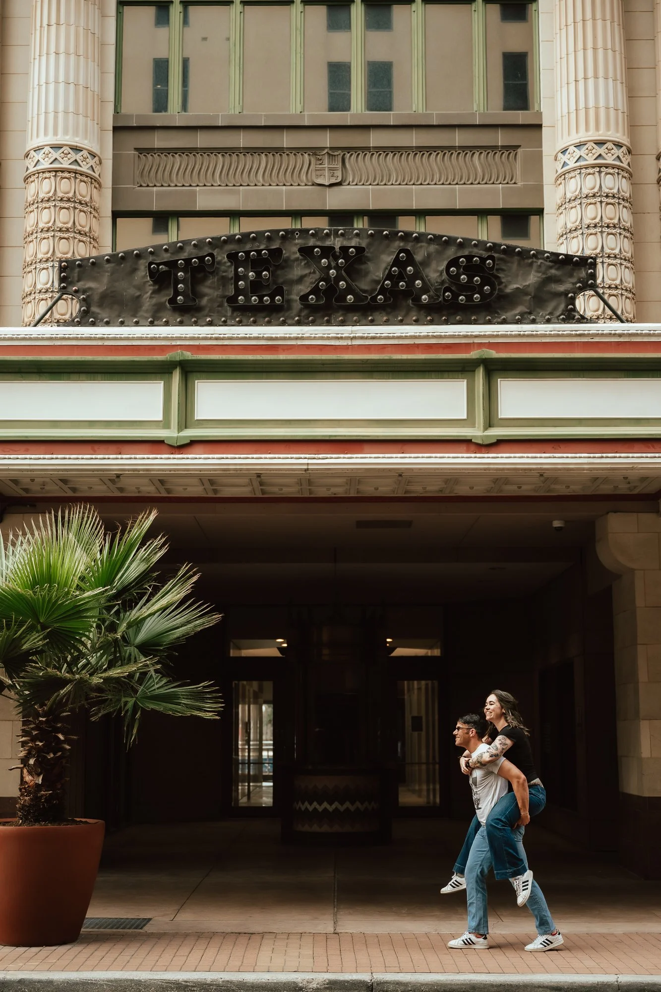 San-Antonio-River-Walk-Casual-couples-photos-downtown-jeans-sarah-elizabeth-photos-and-film-family-couples-photographer5918.jpg