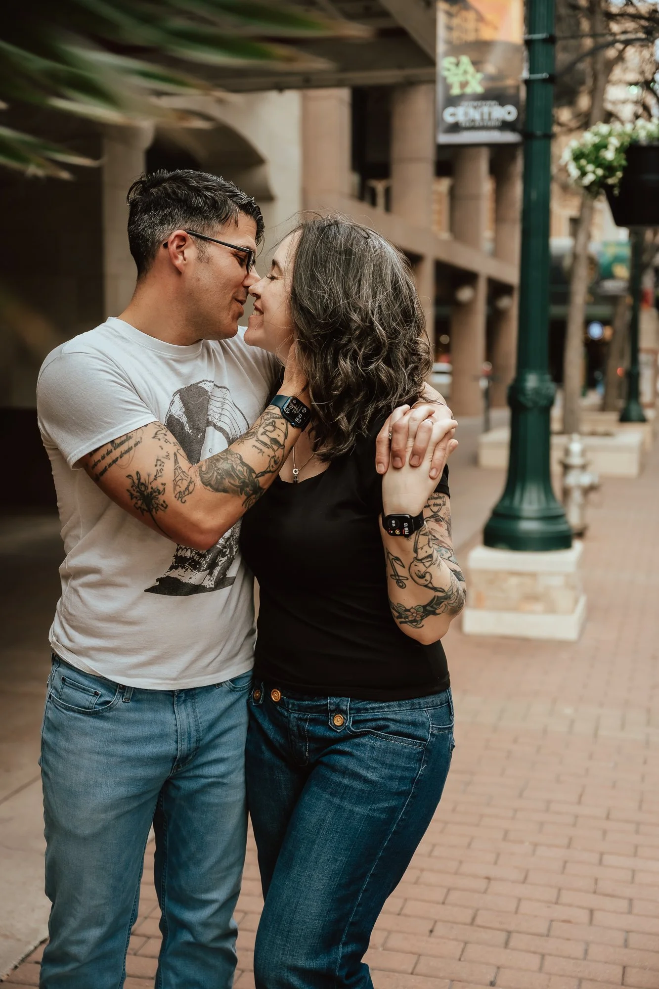 San-Antonio-River-Walk-Casual-couples-photos-downtown-jeans-sarah-elizabeth-photos-and-film-family-couples-photographer5977.jpg