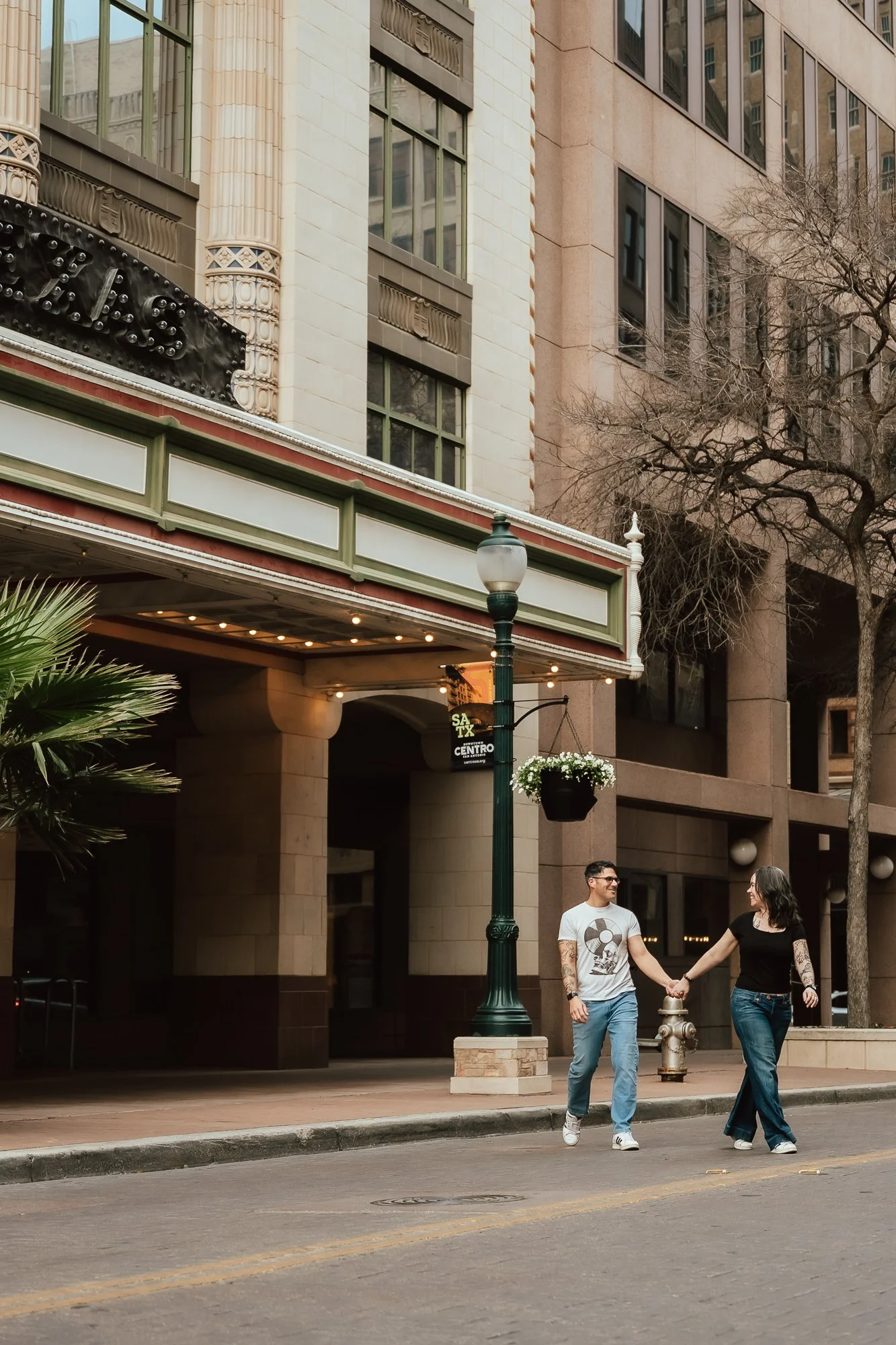 San-Antonio-River-Walk-Casual-couples-photos-downtown-jeans-sarah-elizabeth-photos-and-film-family-couples-photographer6027.jpg