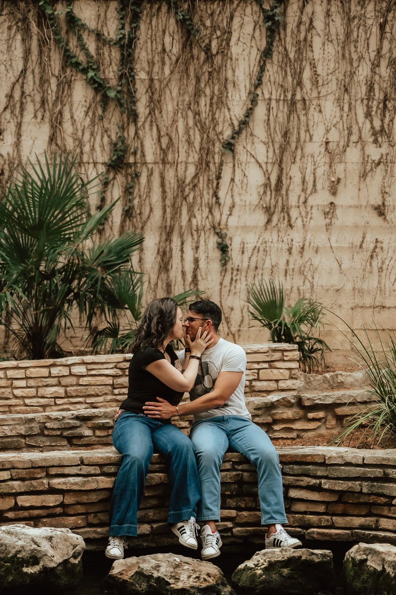 San-Antonio-River-Walk-Casual-couples-photos-downtown-jeans-sarah-elizabeth-photos-and-film-family-couples-photographer6198.jpg