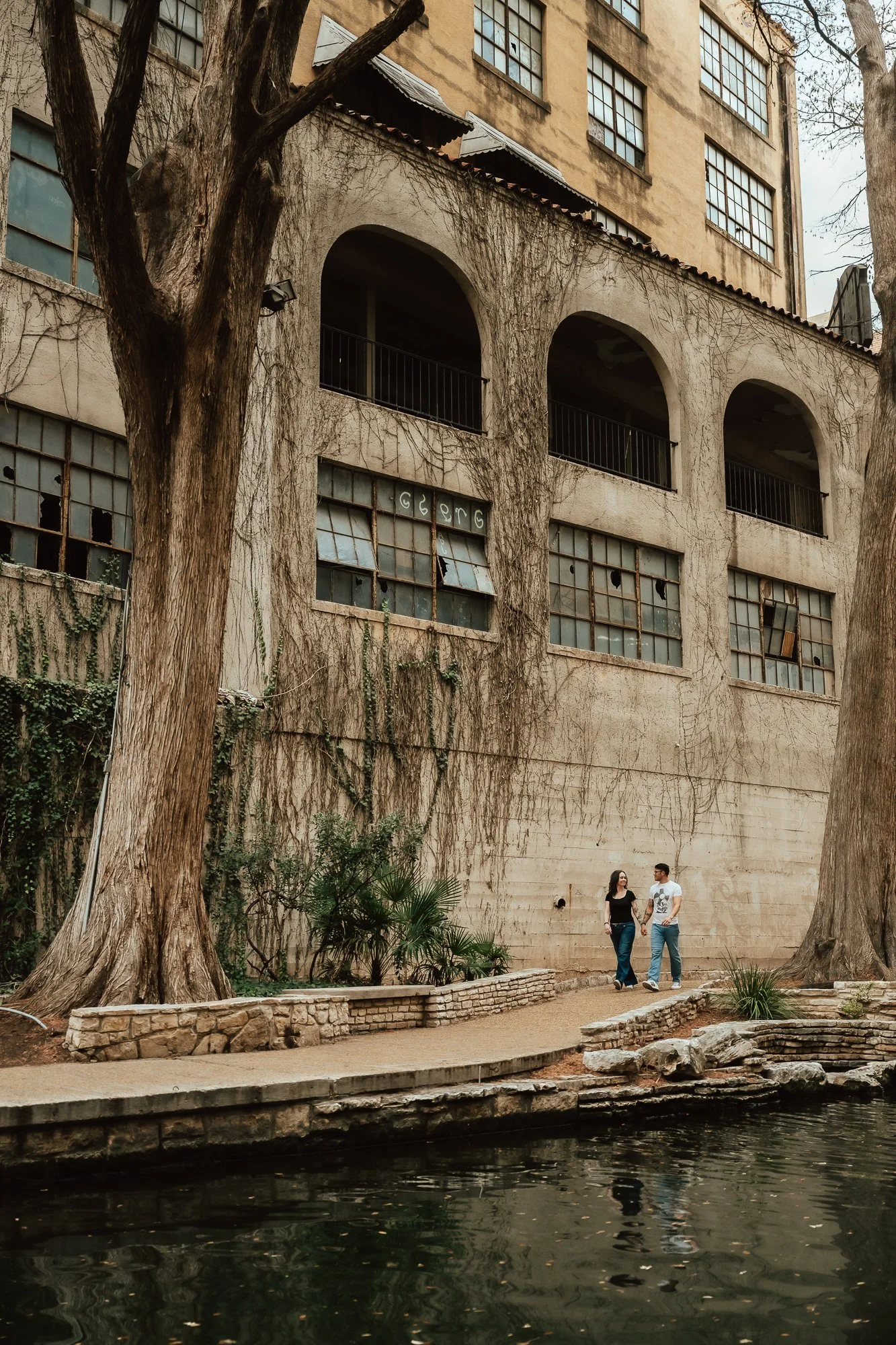 San-Antonio-River-Walk-Casual-couples-photos-downtown-jeans-sarah-elizabeth-photos-and-film-family-couples-photographer6112.jpg