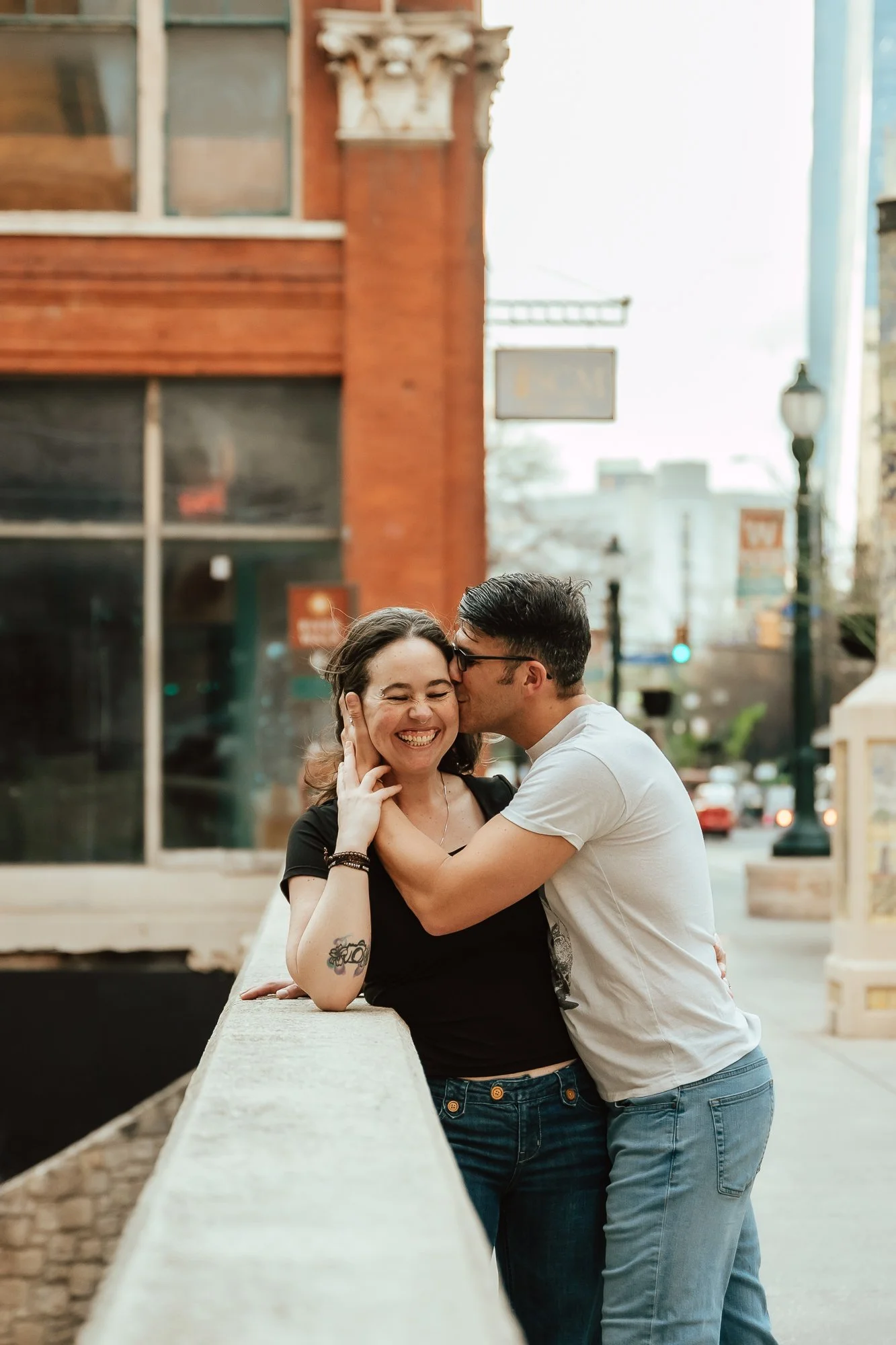 San-Antonio-River-Walk-Casual-couples-photos-downtown-jeans-sarah-elizabeth-photos-and-film-family-couples-photographer6330.jpg