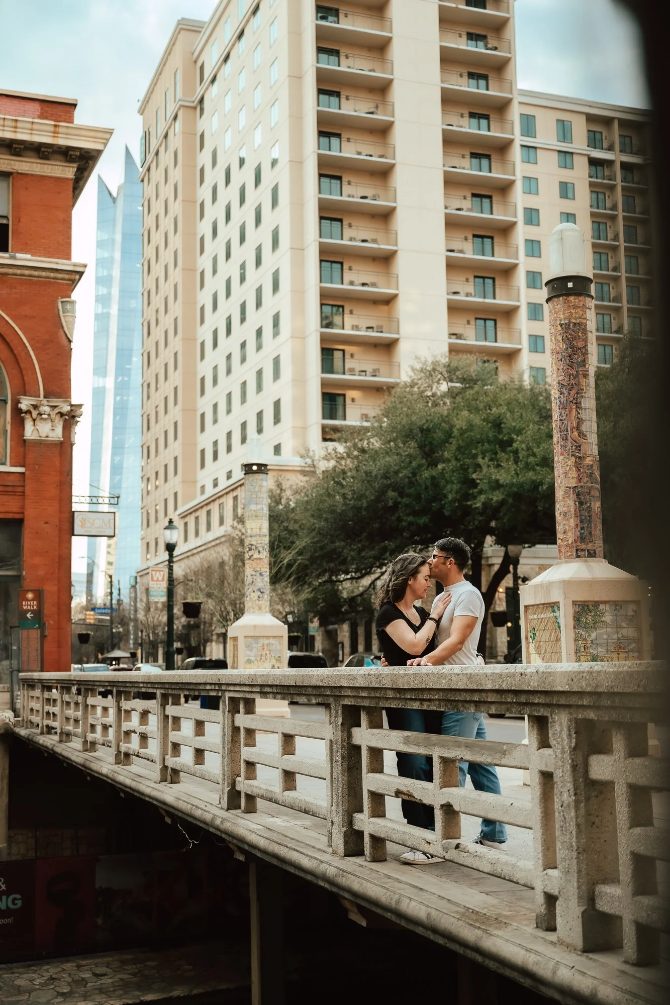San-Antonio-River-Walk-Casual-couples-photos-downtown-jeans-sarah-elizabeth-photos-and-film-family-couples-photographer6299.jpg
