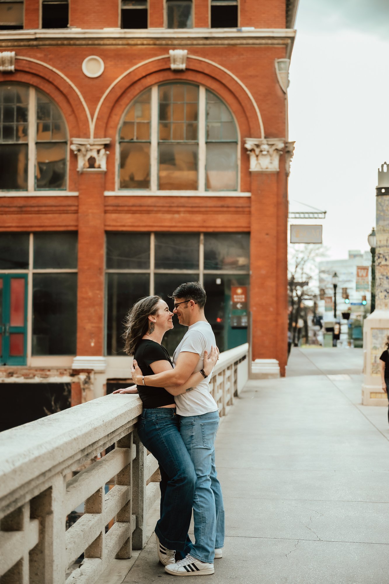 San-Antonio-River-Walk-Casual-couples-photos-downtown-jeans-sarah-elizabeth-photos-and-film-family-couples-photographer6347.jpg