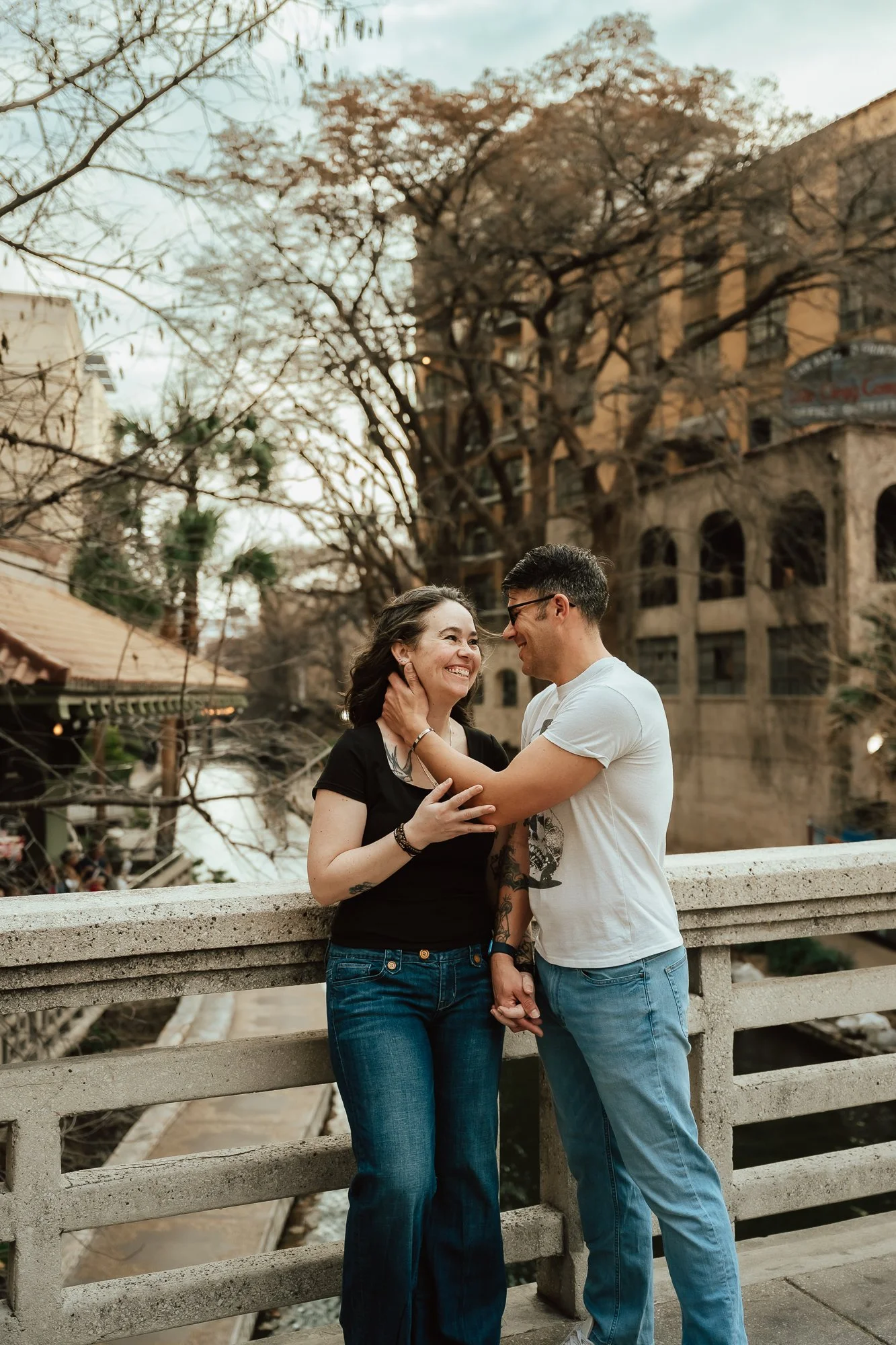 San-Antonio-River-Walk-Casual-couples-photos-downtown-jeans-sarah-elizabeth-photos-and-film-family-couples-photographer6428.jpg