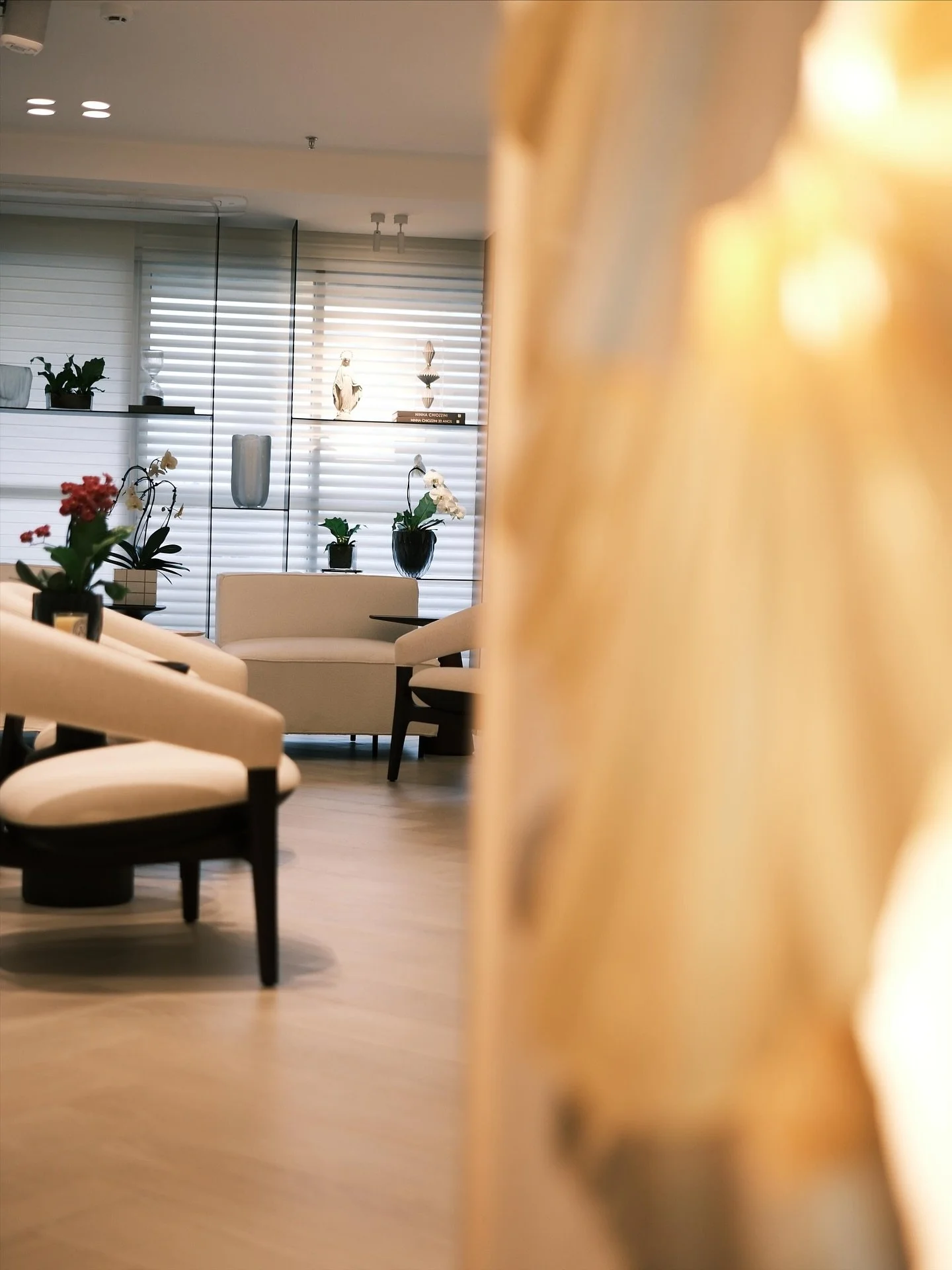 A Camelie &eacute; feita de pequenos detalhes: flores, luz, cantos calmos e pensados com carinho.

Um lugar para chegar, respirar fundo e se sentir bem-vinda antes mesmo do atendimento.

#camelie #dermato #dermatologiaest&eacute;tica #clinica #esteti