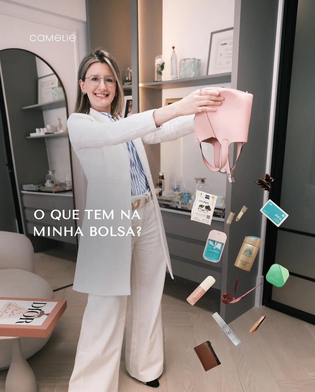 Muitos t&ecirc;m curiosidade de saber o que sua dermato leva na bolsa ✨
A da Dra. Paola &eacute; assim!

#dermato #dermatosp #dermatogistasbd