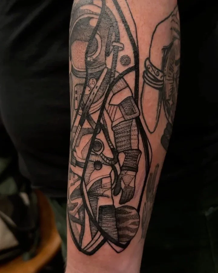 Deep sea diver/Astronaut mash up. What a dope idea I got to translate. I loved puzzle piecing this together, and am so stoked on the result.  My books are open, booking aug/sept🙏🏼
&bull;
&bull;
&bull;
&bull;
&bull;
#astronauttattoo #divertattoo #ge