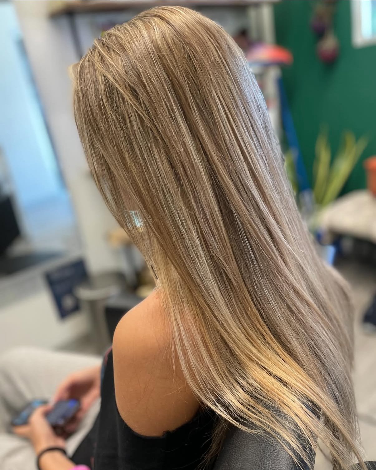 Lived-in dimensional blonde with soft highlights and natural depth for a low-maintenance, sun-kissed finish.