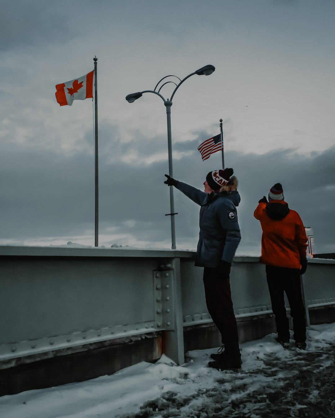 IMG_9957_Canada_Bridge_flags.jpg