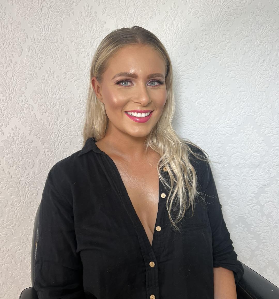 Courtney - Happy hens day 💄 
.
For all makeup enquiries and bookings book online www.beautybyevonne.com or send me a DM
.
#makeupbyevonne #evonneballingermua #makeupartistillawarra #hensdaymakeup #southcoastmakeupartist