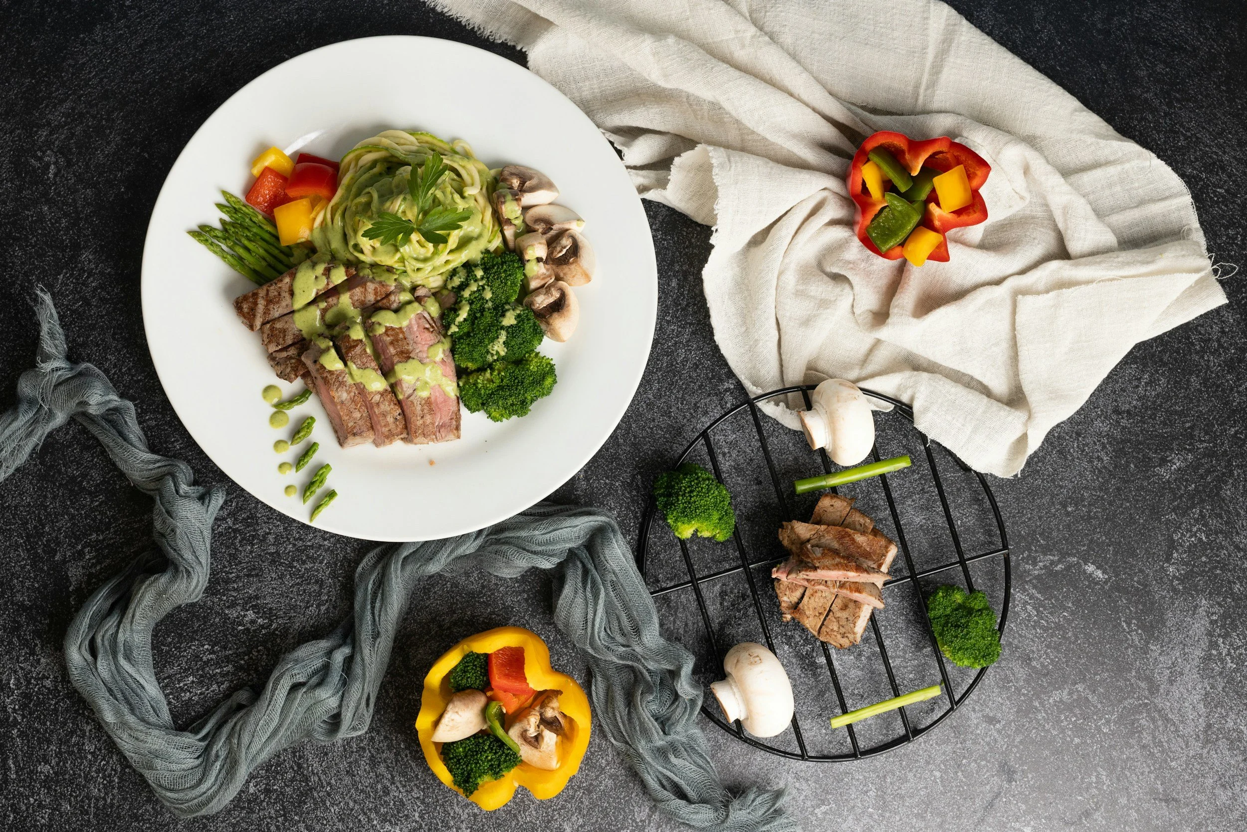 Ketogenic meal meat peppers asparagus and veg