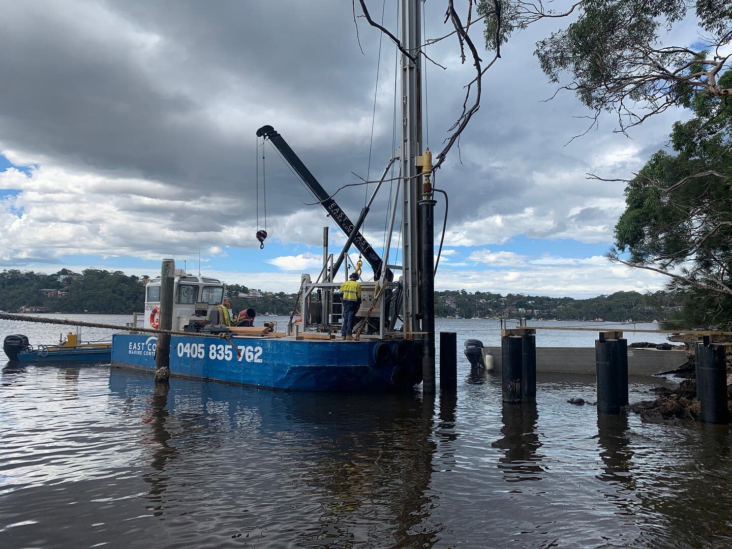 Piling works on board &lsquo;Rohani&rsquo; in the Port Hacking for the team @waterfrontconstructions 

#barge #piling #pile #marine #construction