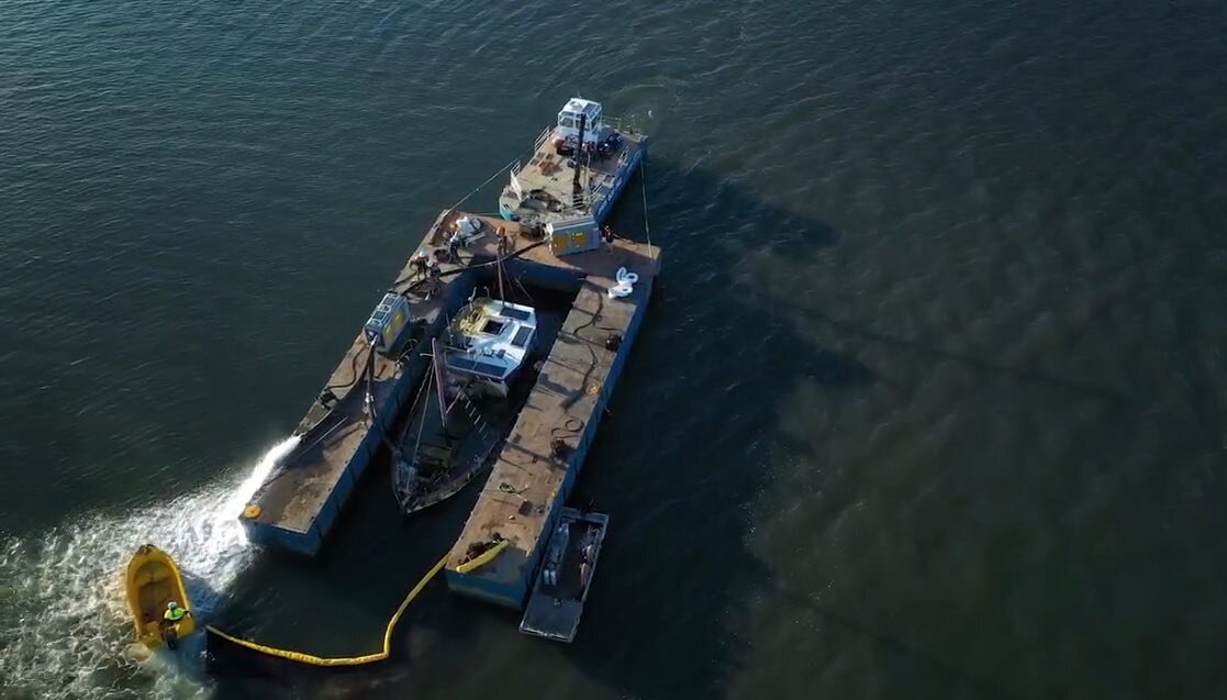 ECMC Modular Barges assisting with a vessel salvage in Woolooware Bay 
#marineservices #marinesalvage #modularbarges #barge