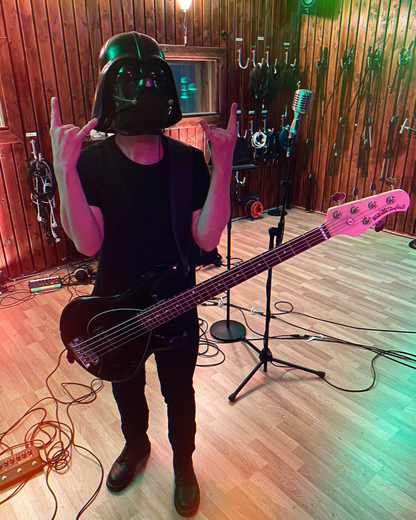 New recordings, new songs, new style and&hellip;
well not sure about that new helmet yet 🤡
Have a great weekend everyone 🤘🏽
#killingdarlings #metalbands #recordings #studiosession #newmetal #melodicmetal #devilshorns #darthvader