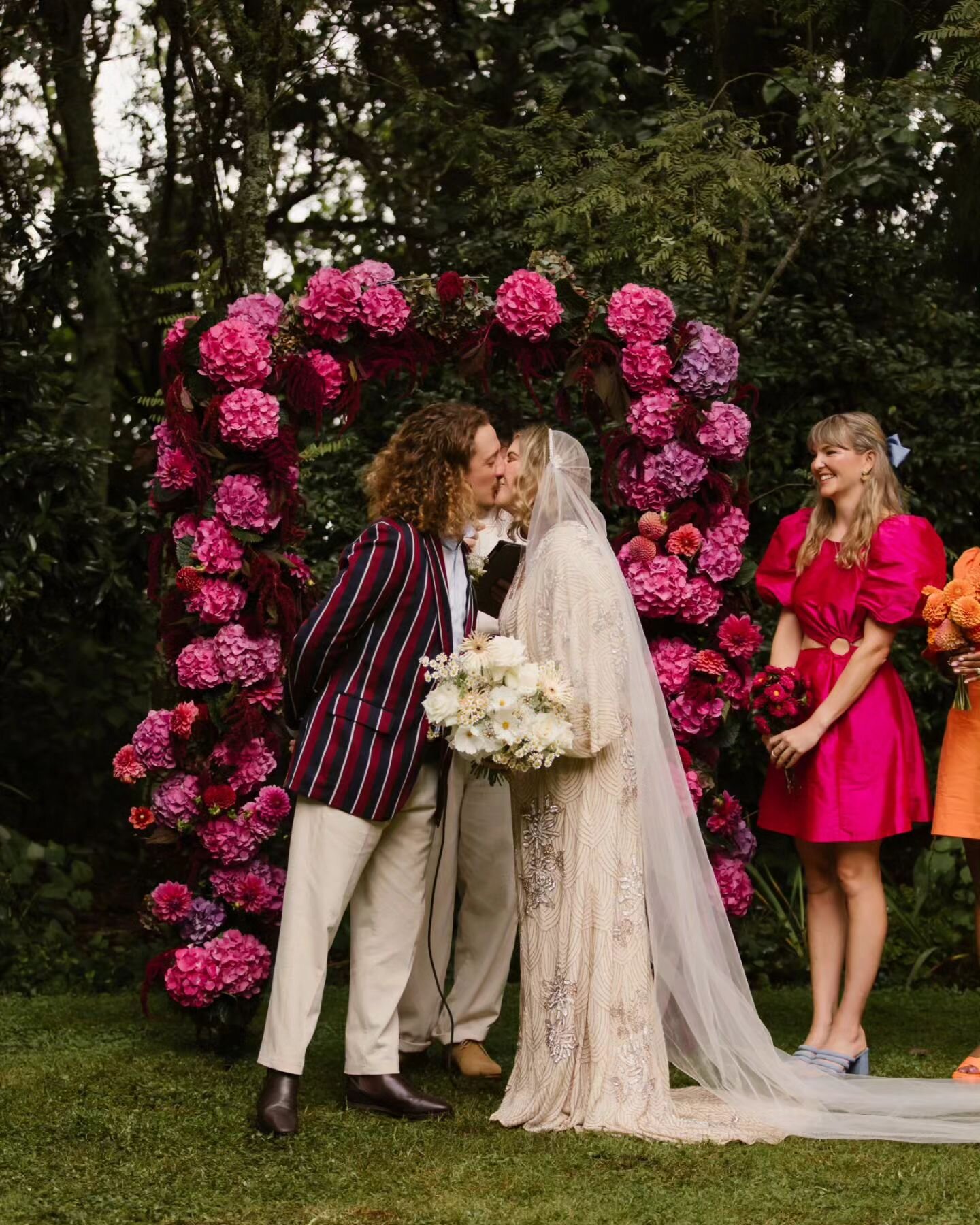 Arch of cerise dreams. We used the most incredible hydranges, a combination of dahlias and plenty of amaranthus. All foam free 🙌 .. &gt;&gt;

Cover image @aimeekellyphotography 

#weddingflowerinspiration #bridalflowers #bridesbouquet #ceremonyflowe
