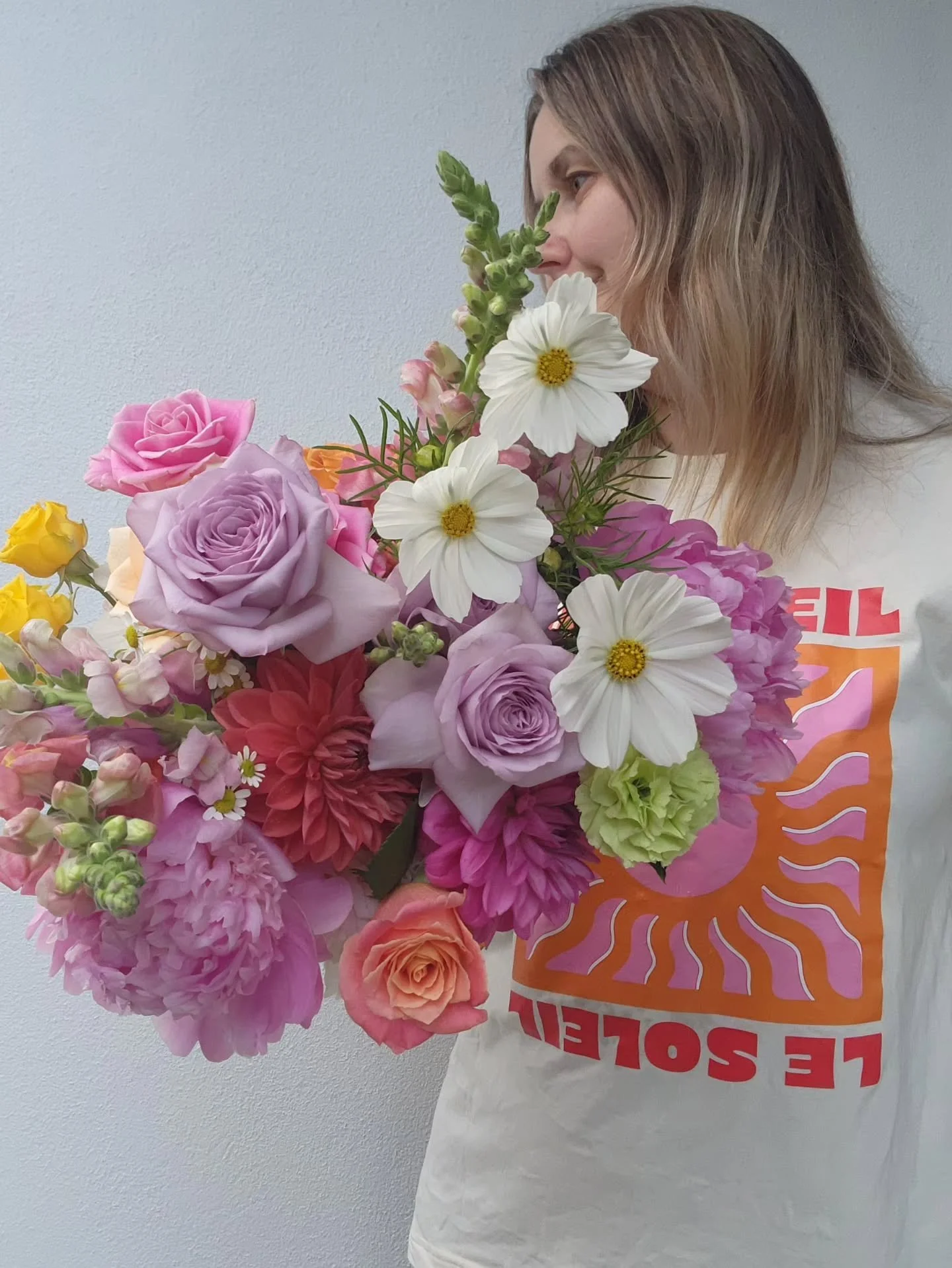 📝 note to self **MUST NOT fall behind in sharing all the floral goodness thus far.** 

CHLOE AND REUBEN

They wanted colour colour colour. Cleverly matched with the dresses of the Bridesmaids and giving lots of energy.