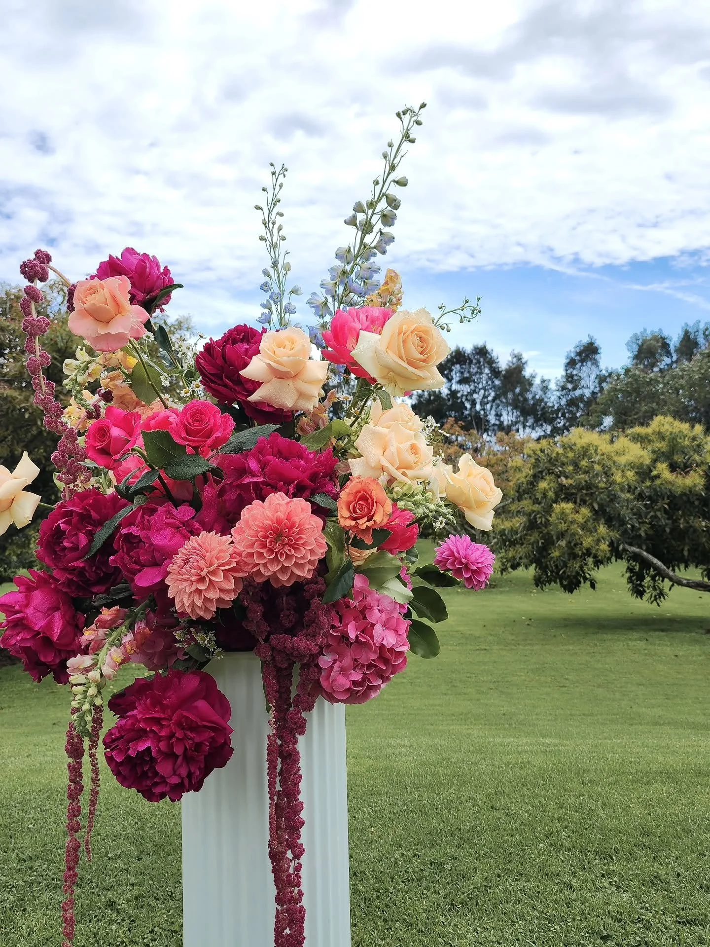 Here for the inspo 🔖

Plinths are a massive trend (well shouldn't say trend, I've been working with them for 4 years now and going strong)

But pleeeease do them right! They need volume and careful design. Not just a vase plonked on top. Make them t