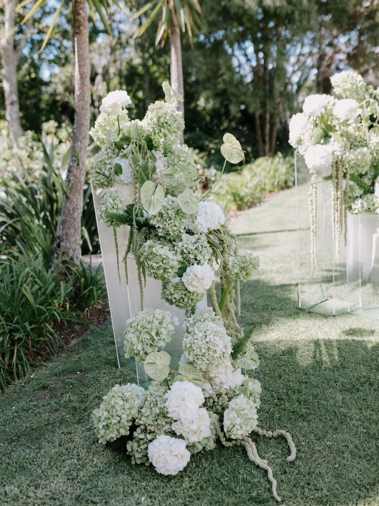 The perfect backdrop deliciously dripping with green florals 

@ashmuirphoto 
@alana_liddle 
@thepeach_club 
@fritzandsarah
@erinalicemarriagecelebrant .
.
.

#newplymouthflorist #taranakiwedding #modernweddingflowers