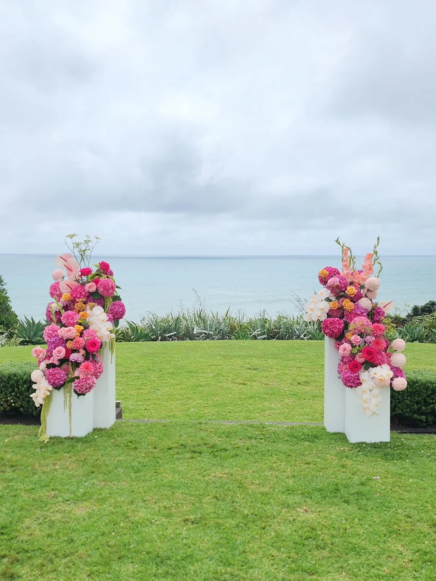 Some huge LOVE for Paige and Devan's ceremony space. 
When all the flowers find their place and put on their show

@thebungalowweddings
