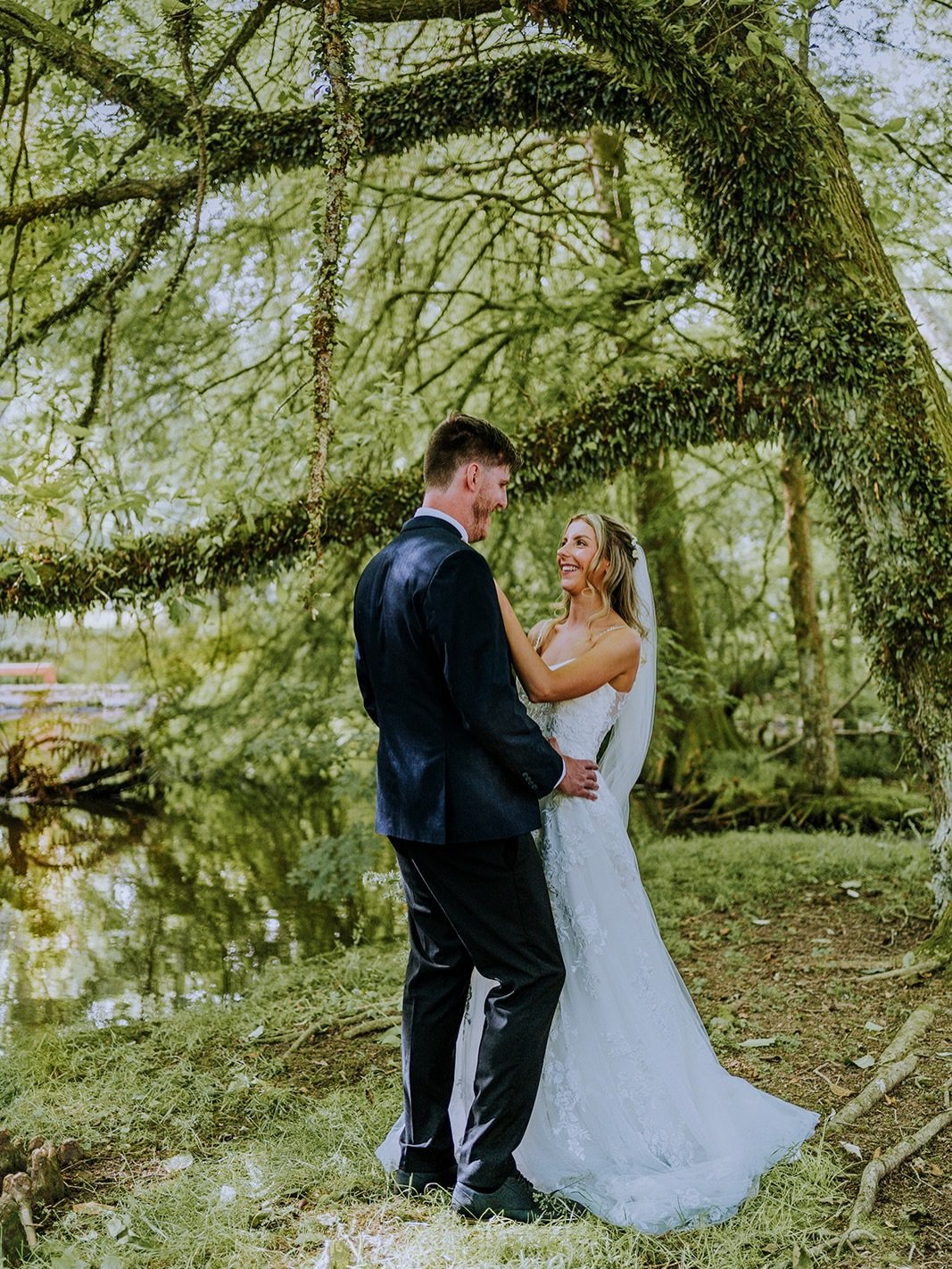 Dreamy spring wedding portraits of Danni &amp; Luke 🌸🌿

One of my favourite things about revisiting locations is finding fresh little pockets of magic every single time.