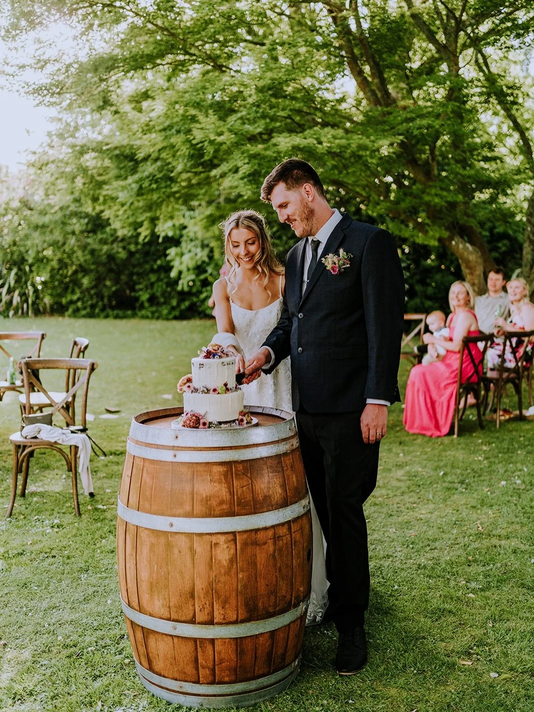 You guys know I&rsquo;m obsessed with a backyard diy wedding 🙌🏼 

It&rsquo;s relaxed, it&rsquo;s sentimental and it&rsquo;s fun! 

Check out Dani &amp; Luke&rsquo;s spring wedding in the comfort of Luke&rsquo;s family home in Hamilton. 

A food tru