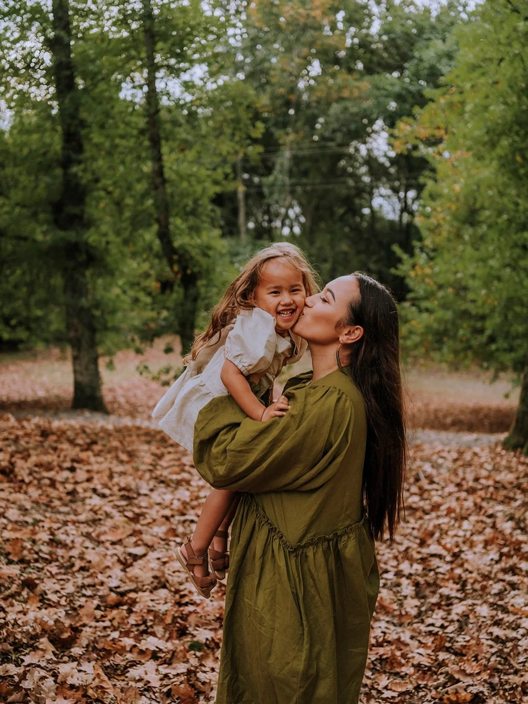 Be the one in the photos with your kids this Mother&rsquo;s Day 🧡🍂🍁 📸 Gift Vouchers available 💌

#hamiltonnzphotographer
#waikatophotographer 
#autumninnz
#taituaarboretum
#hamiltonnz