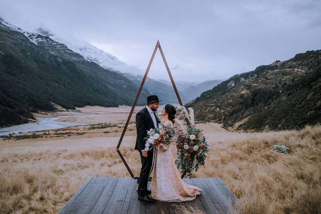 Hot take: Autumn is the best time to get married in Queenstown. 🍂✨

You get all the moody mountain vibes, golden colours, crisp air, and cosy atmosphere of a winter wedding&hellip; without absolutely freezing through your vows. 🤭

I just booked a Q