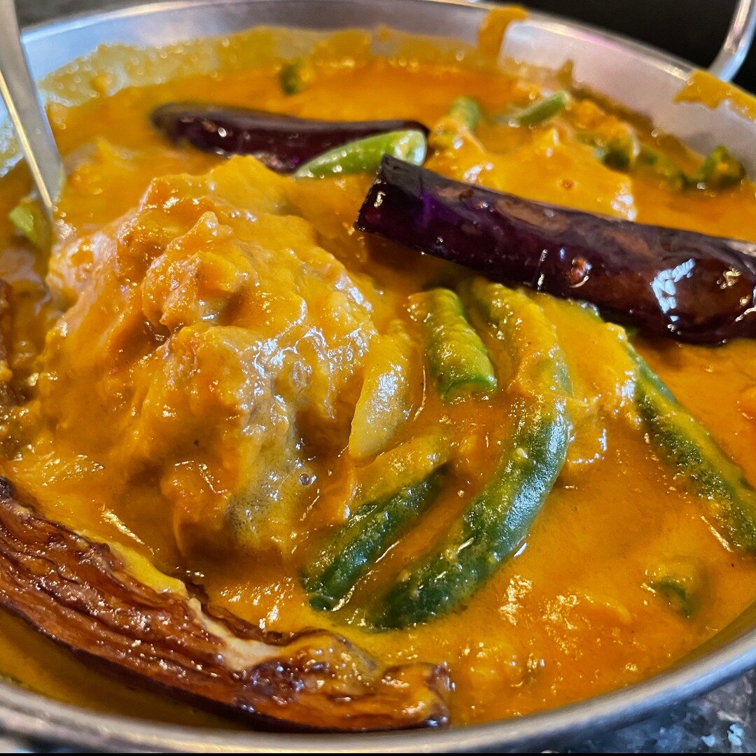 🍽️✨Taste of the Philippines in San Antonio! Had an unforgettable gastronomic journey at @sarisarisatx  with their melt-in-your-mouth Oxtail Kare-Kare. 😋

The slow-cooked oxtail was so tender and packed with flavor, it practically fell apart on the 