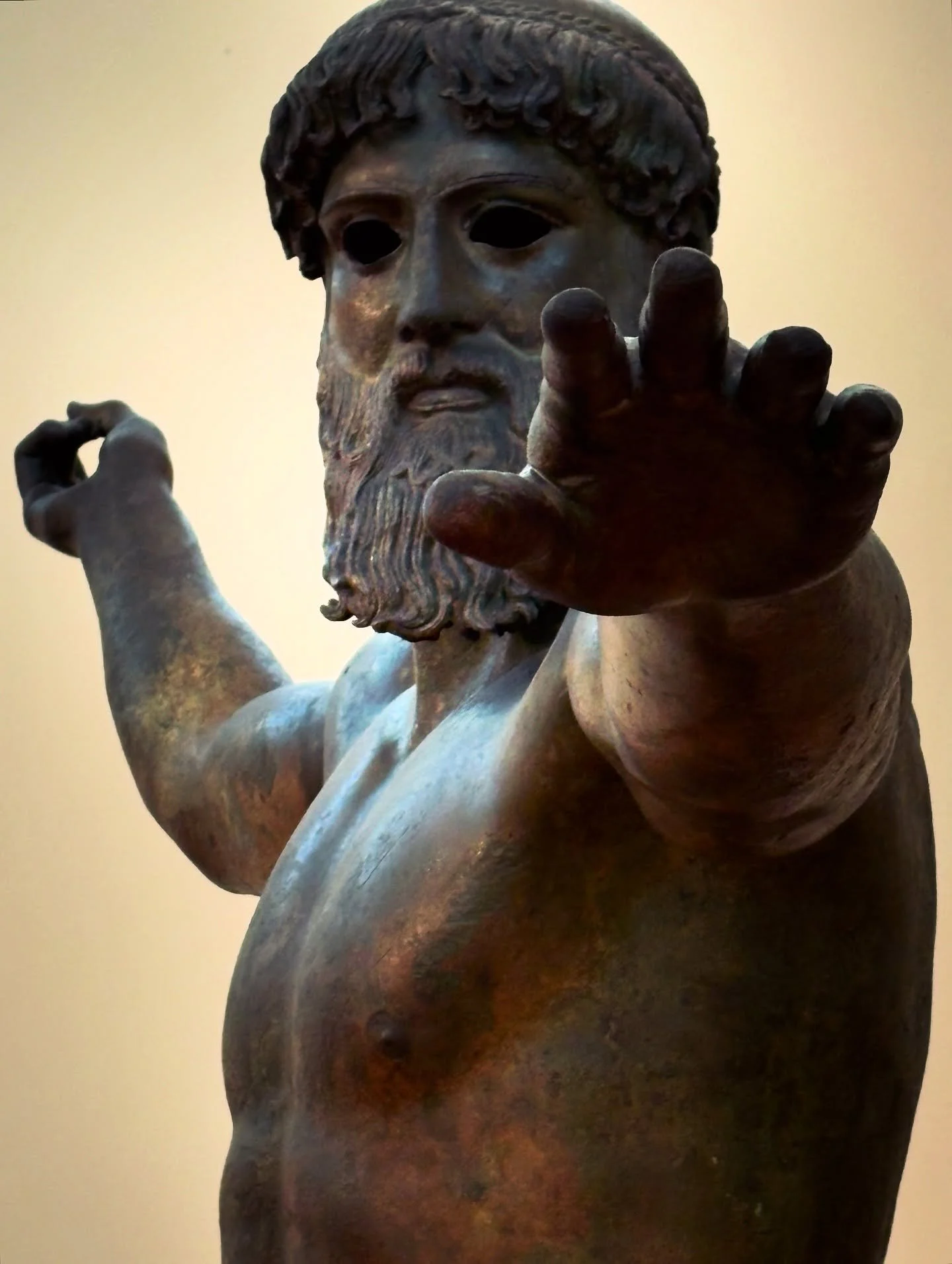 “Non vi è dunque ragione di disperare; e quand’anche non si potesse sperare di raggiungere un risultato sensibile prima che il mondo moderno precipiti, questo non sarebbe un motivo per non cominciare un’opera la cui portata r