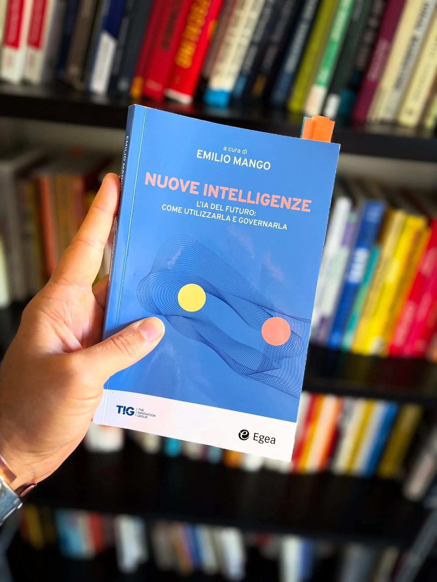 📘Il vizio delle imprese è vivere di metafore anestetiche.
Un alibi elegante per non affrontare la portata istituzionale dell’IA.
La realtà è che si stanno riconfigurando sistemi cognitivi, produttivi, educativi e sociali.
