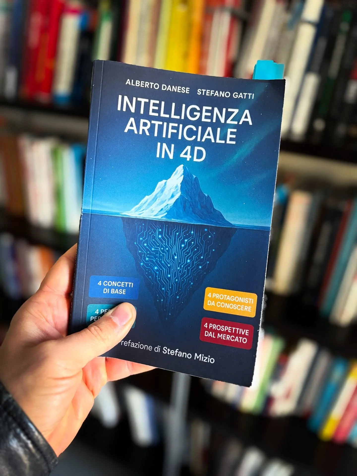 📘 PERCEZIONE AUMENTATA
Il 2025 è stato l’anno in cui l’IA è diventata abitudine.
L’abbiamo “accolta” nei gesti minimi, nelle conversazioni, nel lavoro e persino nella distrazione. Il 2026 sarà l&r