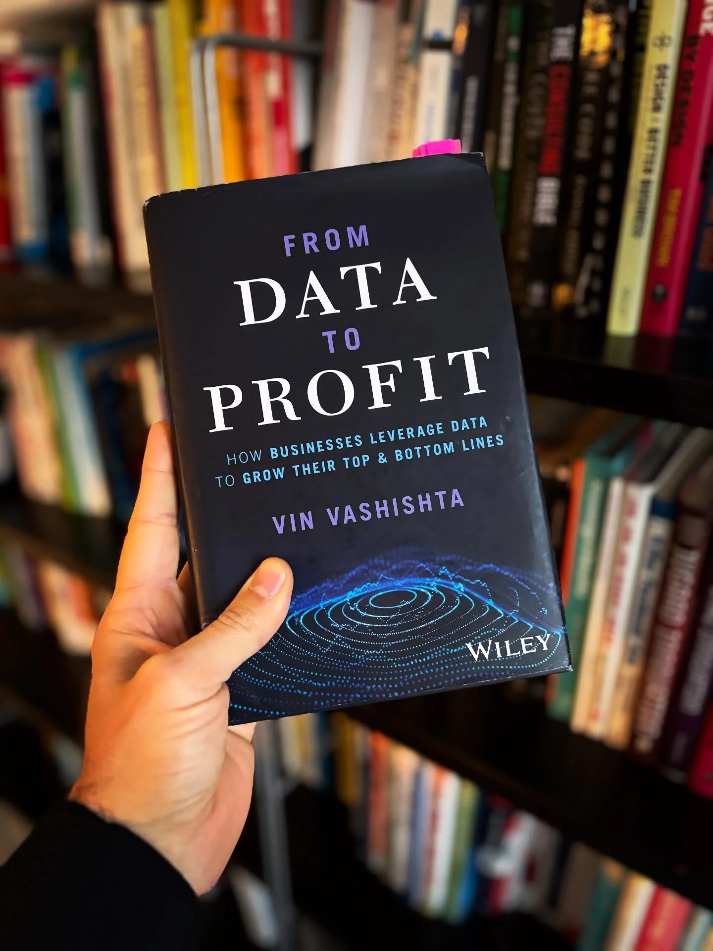 📘 In From Data to Profit, Vin Vashishta compie un gesto importante: smonta l&rsquo;illusione che la trasformazione digitale sia un percorso lineare, tecnocratico, affidabile. L&rsquo;autore rivela quello che nelle aziende si preferisce non vedere: i