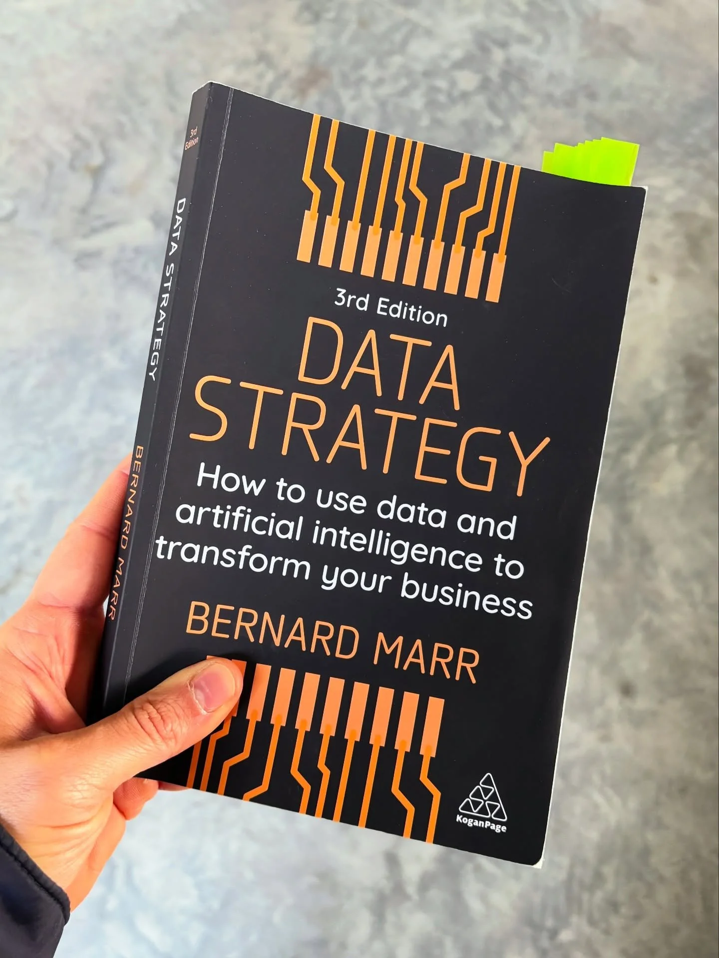📕 Ci sono libri che spiegano.
E libri che letteralmente spostano il baricentro e allargano orizzonti.

Data strategy di @bernard.marr appartiene alla seconda categoria. L&rsquo;assunto iniziale &egrave; molto semplice: ogni azienda &egrave; gi&agrav