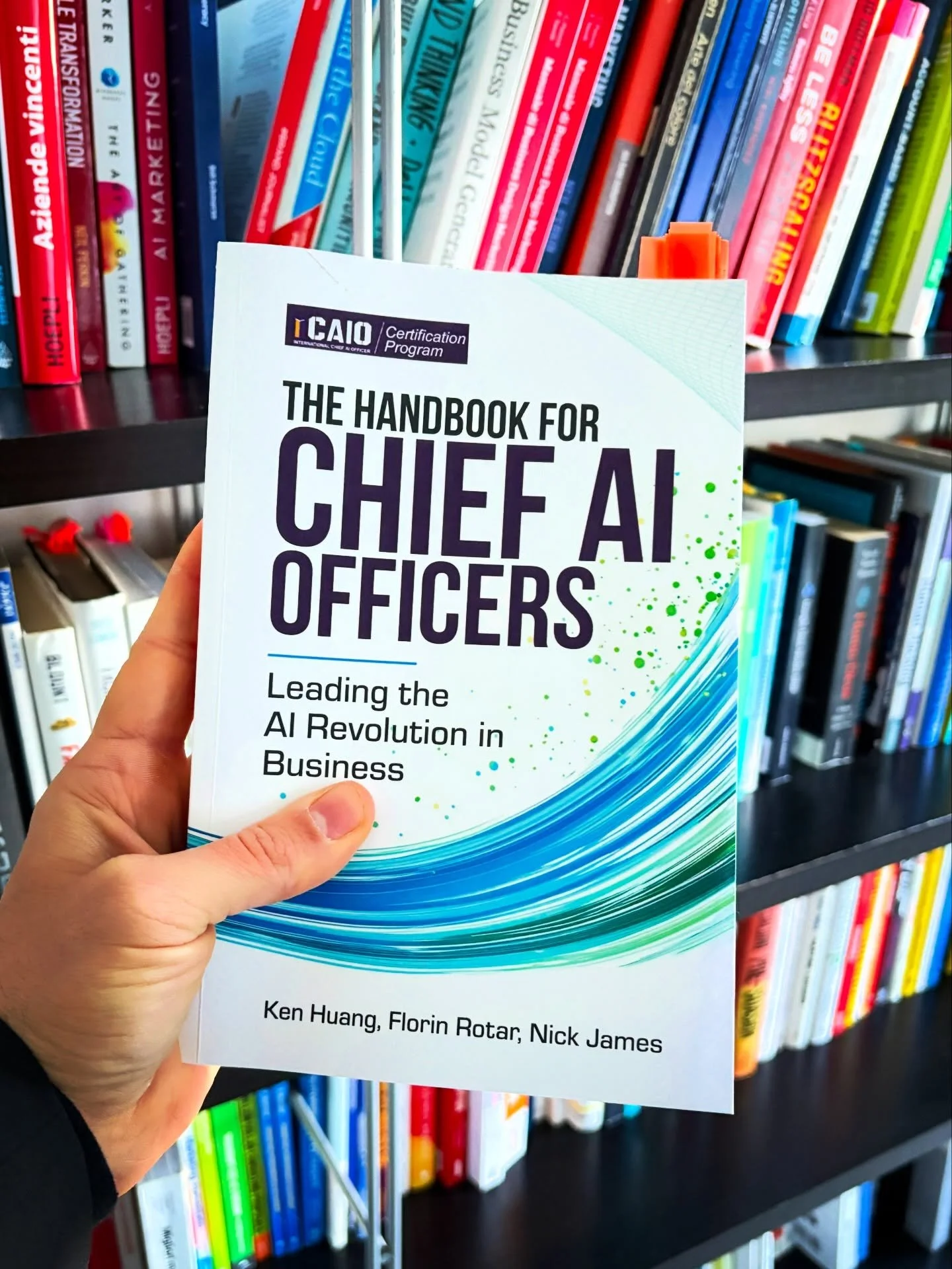 📘 The Handbook for Chief AI Officers va letto a mio parere con una premessa, perch&eacute; non parla tanto di adozione di IA, quanto di trasformazione del pensiero organizzativo. In particolar modo mette fine a un equivoco che continua a infestare t