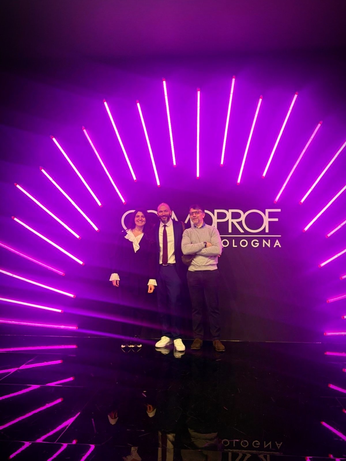 Qualche giorno dal Cosmoprof 2026 e i numeri si confermano solidi, internazionali e in crescita nonostante il contesto geopolitico complesso. Un evento che continua a rappresentare un punto di riferimento per il settore beauty.

Nei diversi momenti d