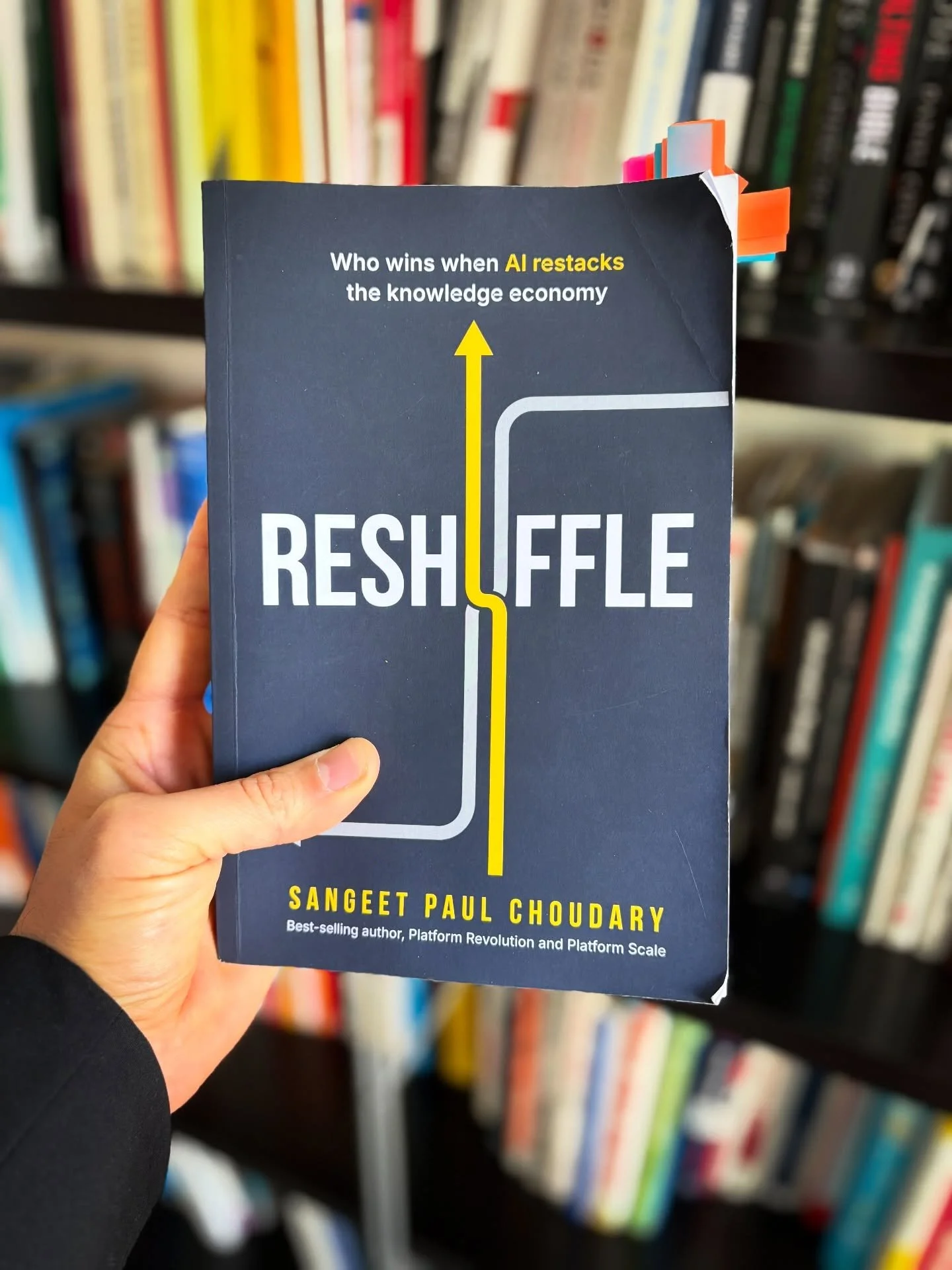 📕 A un certo punto, leggendo, ho avuto la sensazione di essere in ritardo&hellip;
Su Reshuffle di Sangeet Paul Choudary non si parla di tecnologia nel modo in cui siamo abituati a raccontarla.
Nessun entusiasmo da slide.
Nessuna retorica da convegno