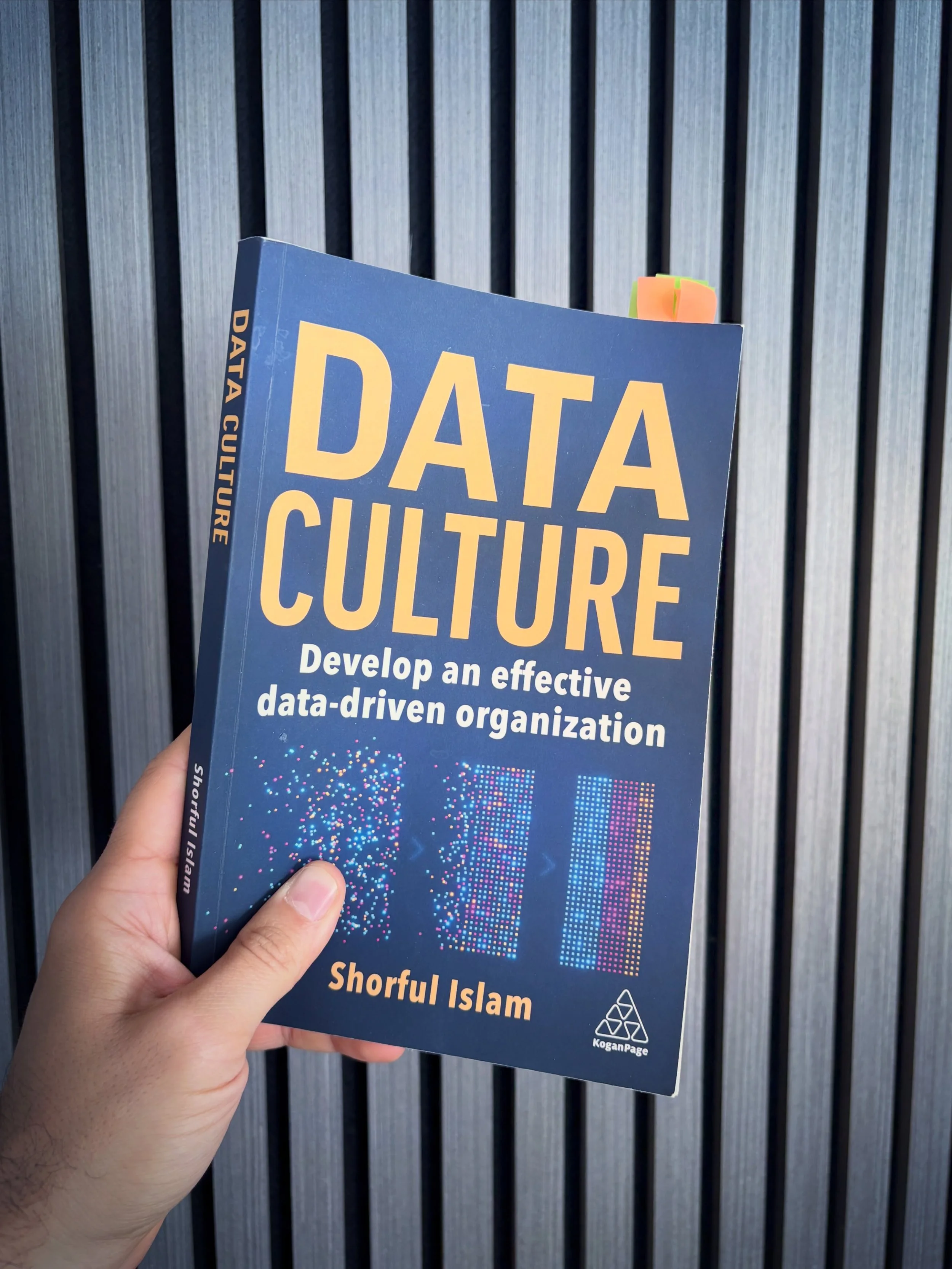 📕 Notiamo una superstizione manageriale che continua a fare danni: pensare che un&rsquo;azienda diventi data-driven comprando tecnologia.
Bella favola. Comodissima. Anche costosa.
Data Culture di Shorful Islam parte proprio da questo punto. E fa mol
