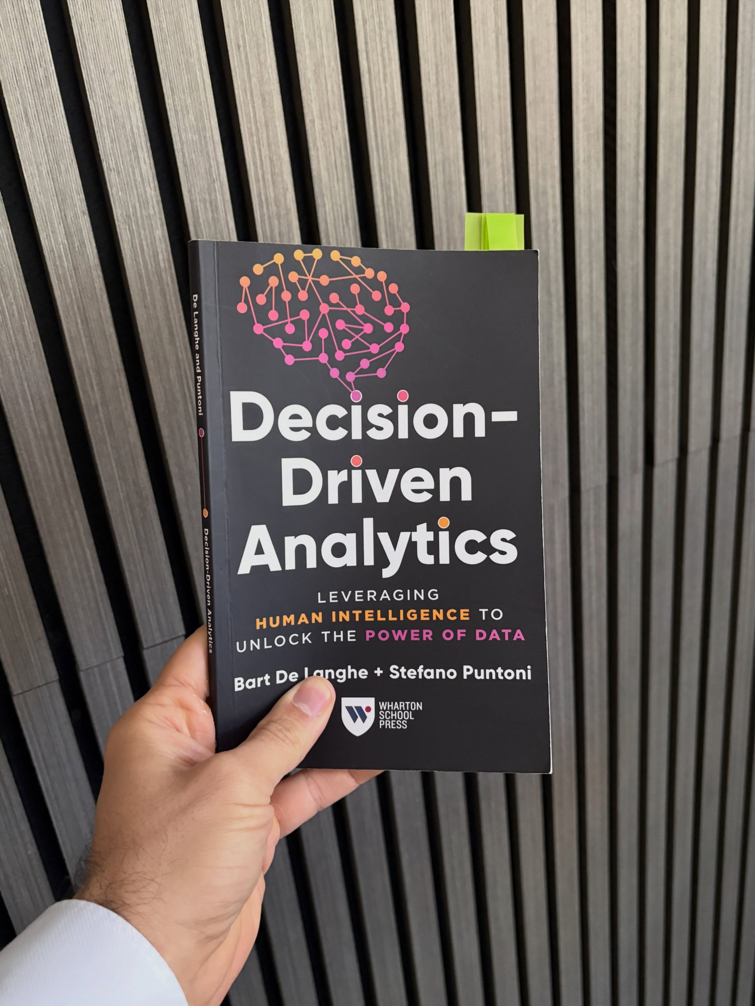 📘 L&rsquo;oracolo nella dashboard
Una risposta impeccabile pu&ograve; proteggere una scelta sbagliata, soprattutto quando a formulare le domande &egrave; chi cerca soltanto conferme.
&ldquo;Lo dicono i dati&rdquo; ha il tono di una formula assolutor