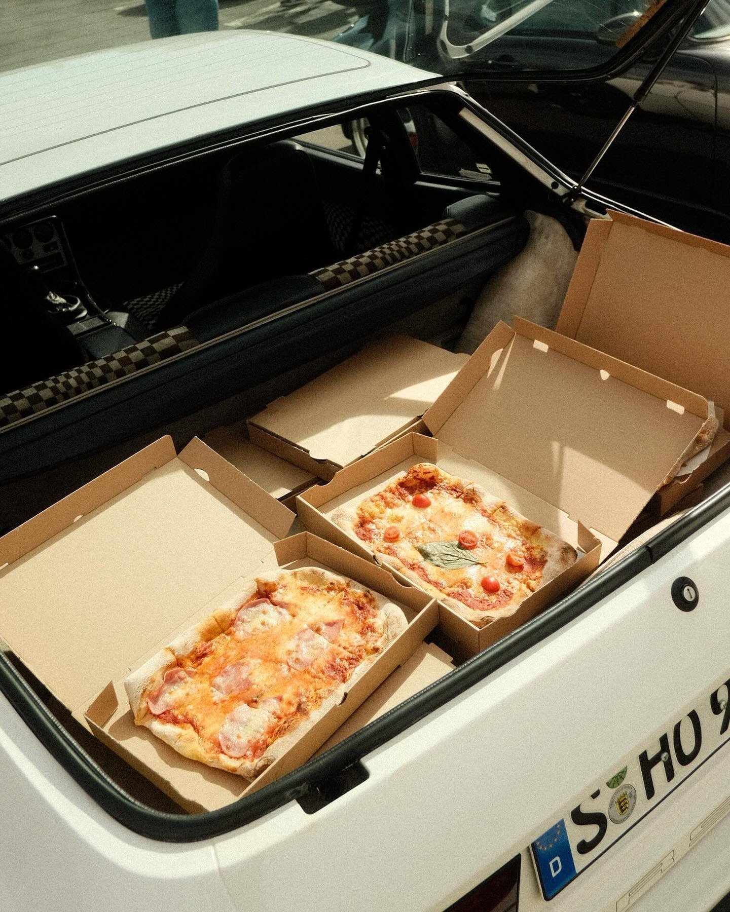 A very late march recap 🫠 #stuttgart #porsche #pizza #fujifilm #fujifeed #xt4 #fujifilmde #march #jpegsonly #stillnox100vi #streetphotography #944 #356 #993 #carreragt