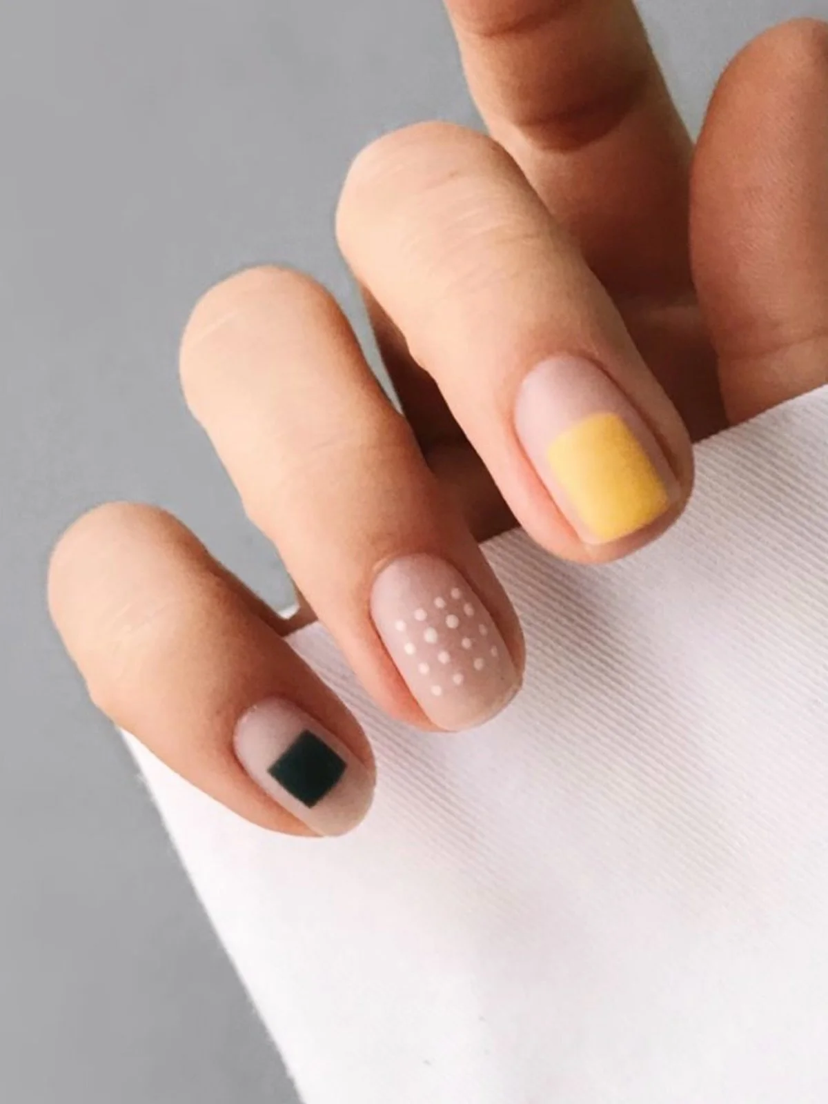Inspiration sur vernis semi-permanent 🌞 

Lorsque vous d&eacute;sirez un Nailart Minimaliste, n&rsquo;oubliez pas de s&eacute;lectionner le suppl&eacute;ment lors de votre prise de rendez-vous afin que nous ayons le temps de le r&eacute;aliser 🫶🏼
