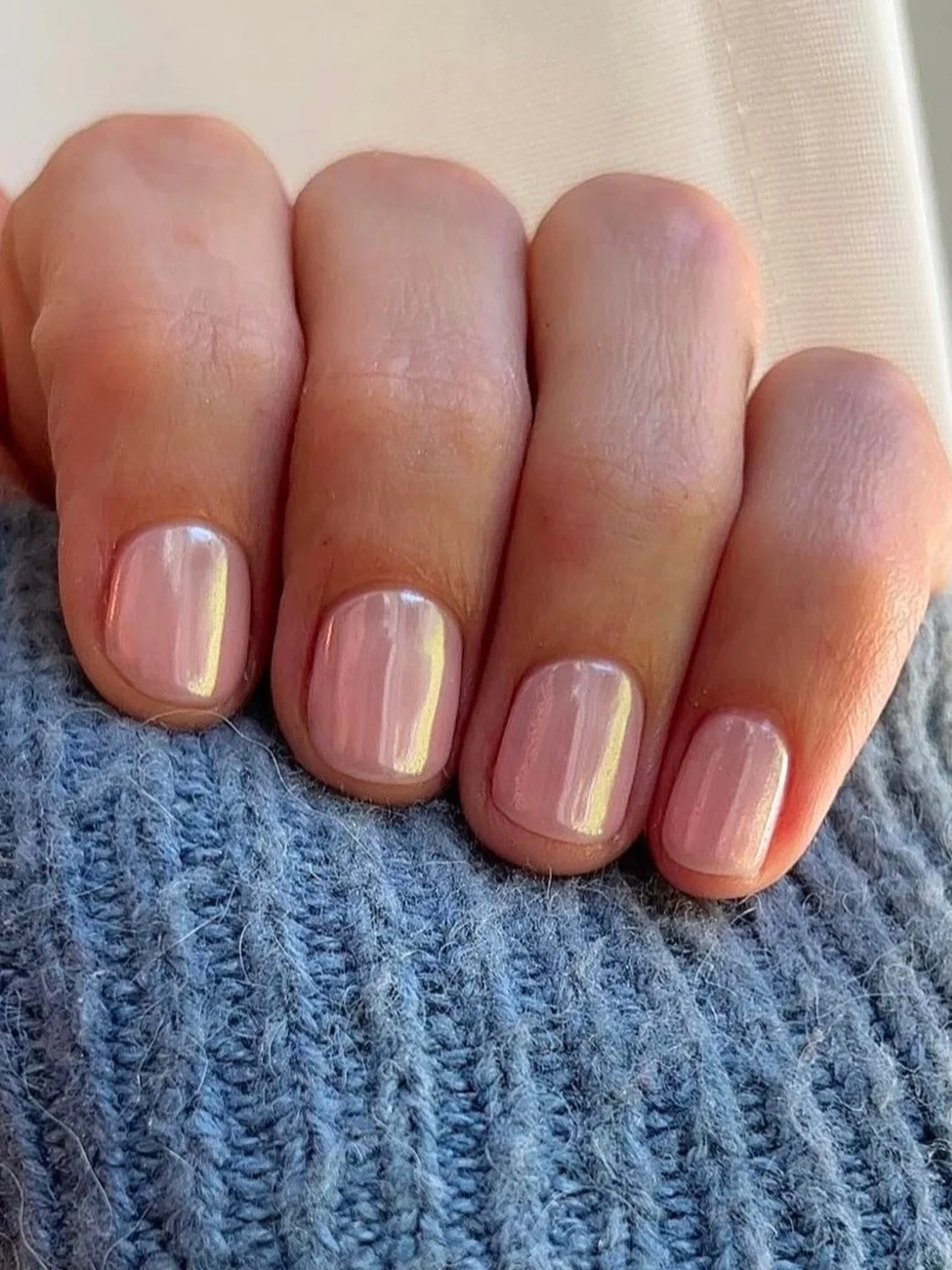 L&rsquo;effet chrom&eacute; ✨ Cette impression de miroir nacr&eacute;e. L&rsquo;effet est r&eacute;alis&eacute; id&eacute;alement sur une base nude, avec une poudre en fin de prestation du vernis semi permanent. 

Nous avons l&rsquo;effet iced comme 