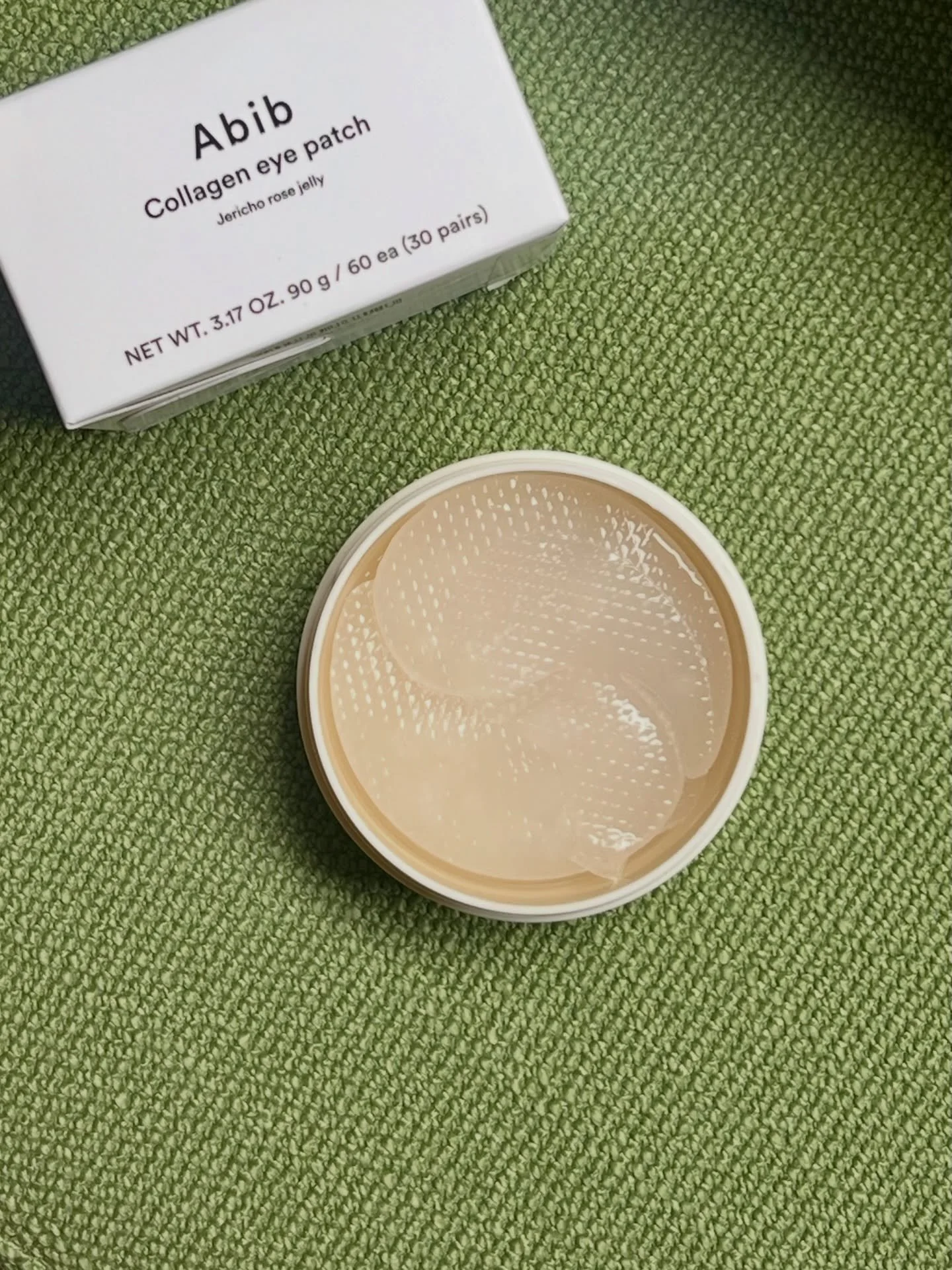 NEW AU CABINET 💚 Si toi aussi t&rsquo;es fan des masques &eacute;pais au collag&egrave;ne pour le visage, mais que ta zone inconfortable est surtout le contour des yeux, voici les patchs sp&eacute;cial contour de l&rsquo;&oelig;il. 

Une bo&icirc;te