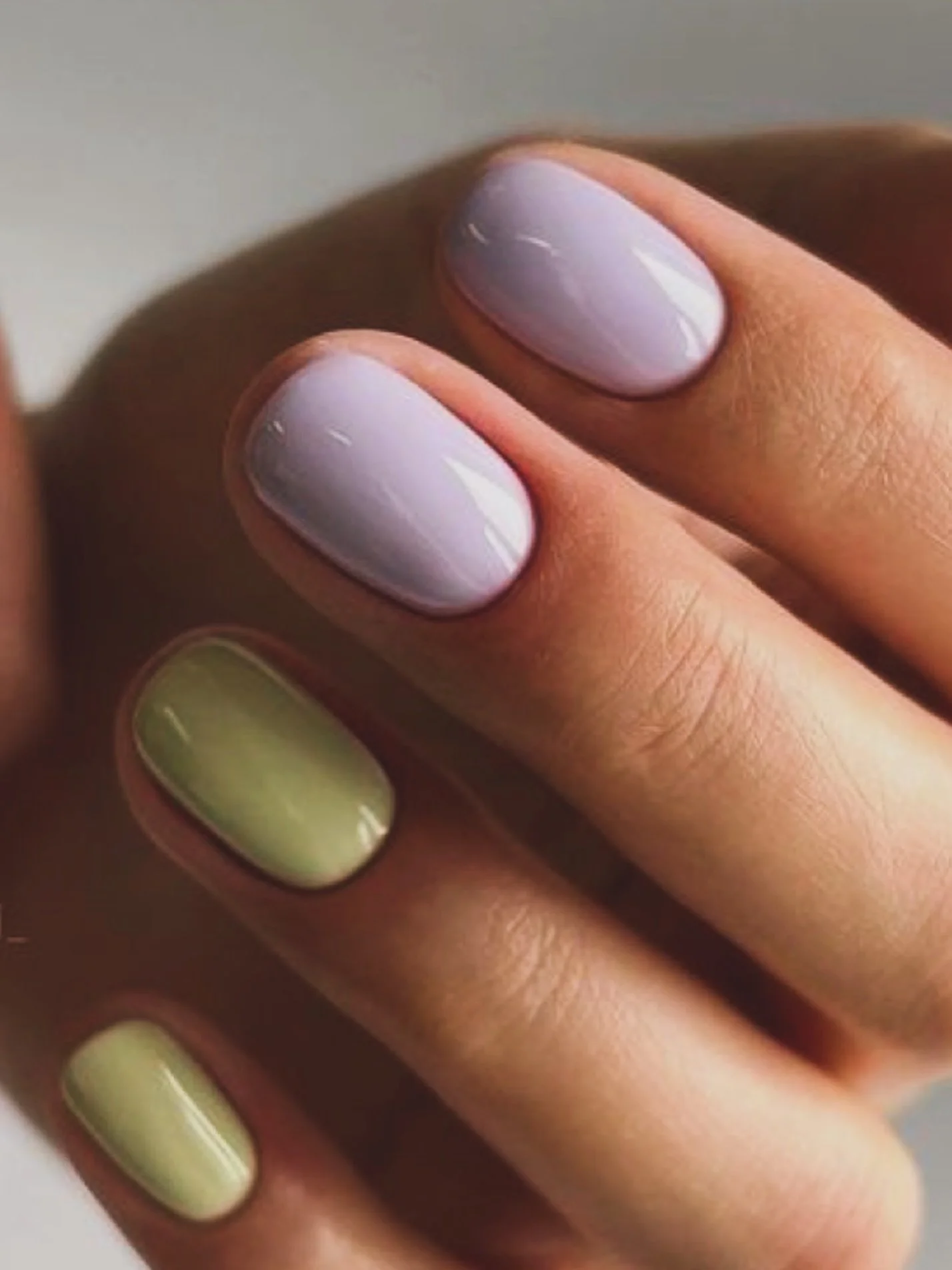 DUO SOLAIRE 🌞💅🏻 Tortie &amp; Lavande, toujours sur manucure courte (sans bords libres). 

#manucurerouen #faciesrouen #vernisclean #vernissemipermanent #rouenmaville