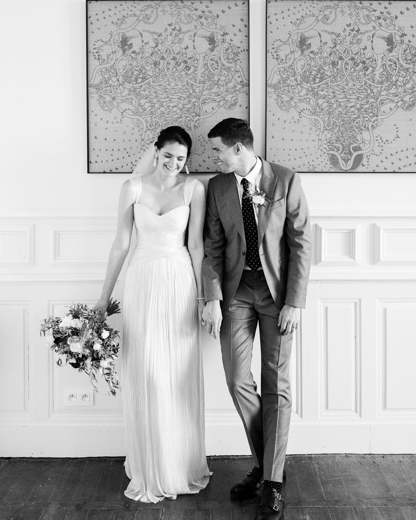 Happy people on their wedding day. B&amp;P at beautiful @chateauderedon in #dordogne flowers 🌸 @poesiedunjour hair @lecarreparfait_coiffure makeup @alexiabigaudmorin_hmua cathering @traiteurevents dj @dj_crystalbeats #chateauderedon