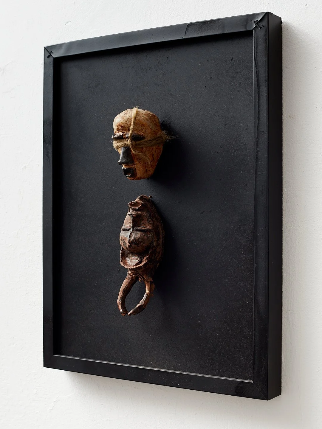 Untitled,
Clay & rope,
8x5cm 14x4.5cm,
2025