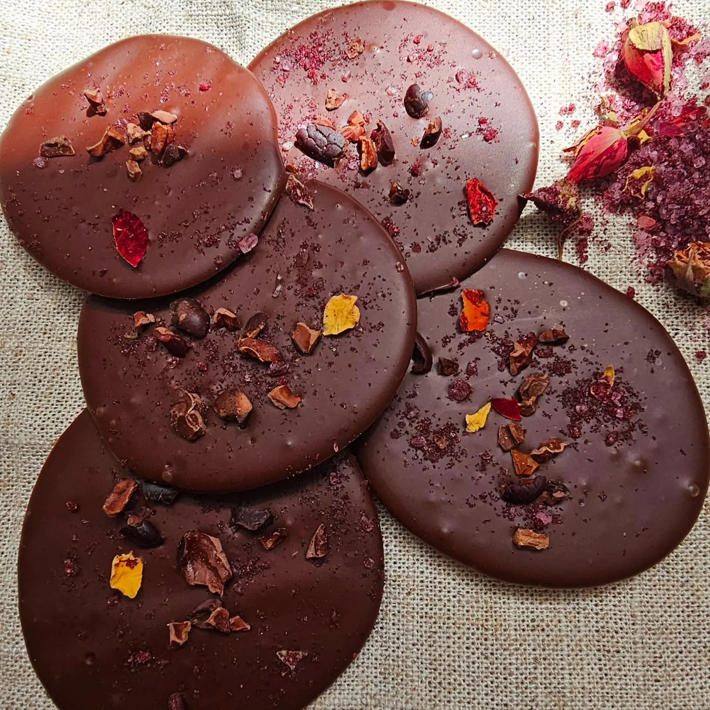 The final pieces of June's box are coming together nicely ✨️🍫

Dark chocolate mendiants made with sail-shipped Colombian cacao, topped with nibs and Hibiscus sea salt discovered in a market in Antibes.

Alongside seaweed, oregano and seasalt, and a 
