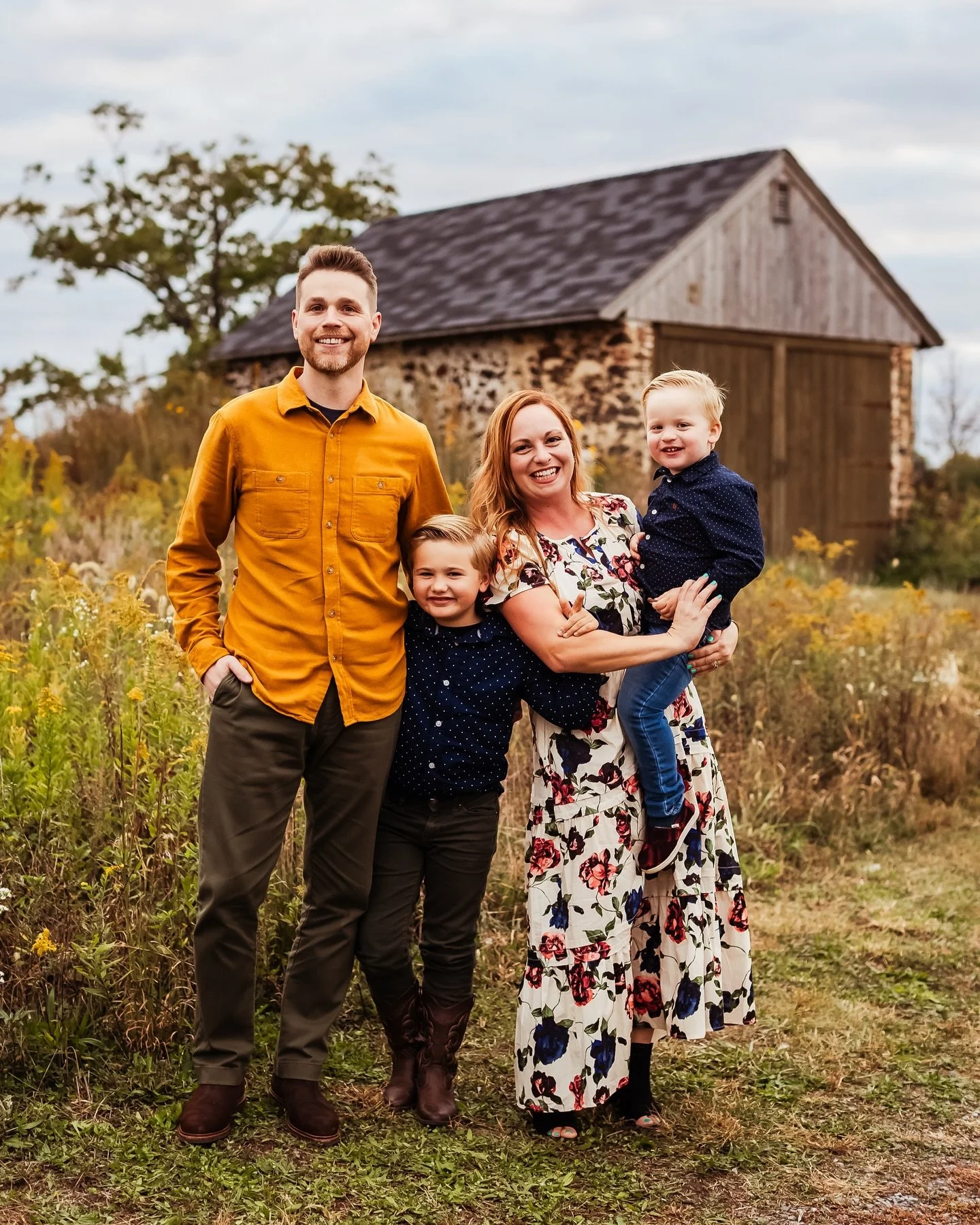 Picture perfect ✨
Love photographing family sessions this time of the year. It’s busy season, but I’m happy to be doing what I absolutely love every single day 🤍
‘tis the season 🍂 
#southjerseyphotographer #cherryhillnjphotogra