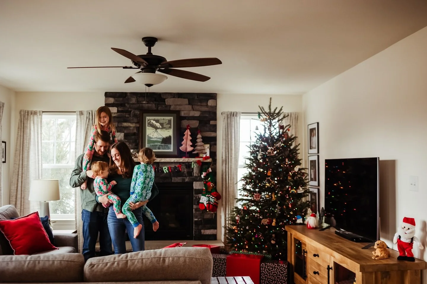I will never say no to an in home Christmas session ✨

These are some of my most favorite type of sessions. I already love doing in-home sessions for families, so what&rsquo;s better than a regular in-home session- but one that is decked out for Chri