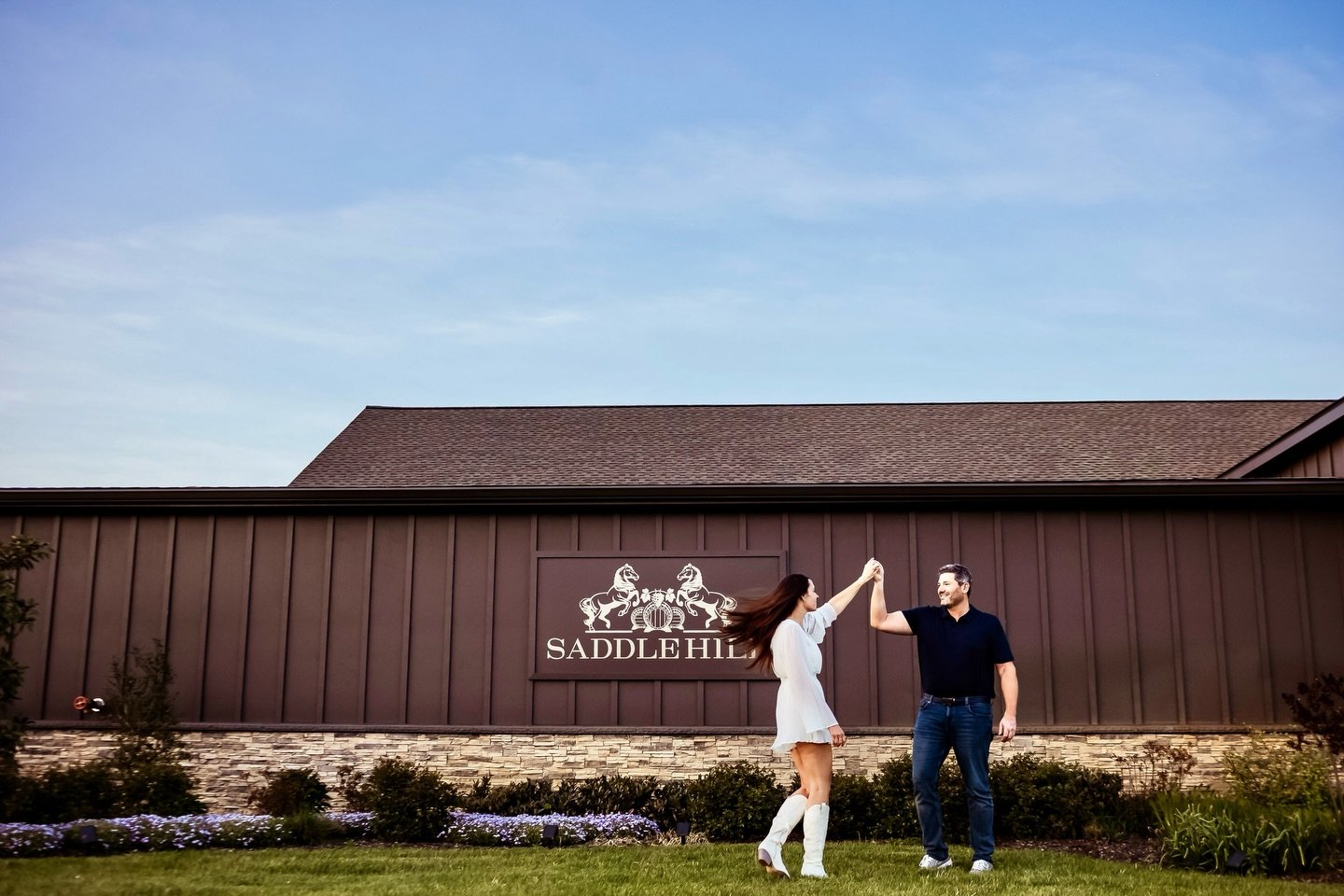 Absolutely loved capturing this engagement session 🤍

The grounds at @saddlehillwinery are stunning ✨ and the perfect backdrop 🚜 for a session like this. We visited the horses 🐴 , had fun with the farm truck 🛻 and danced around, playfully 💃🏻 

